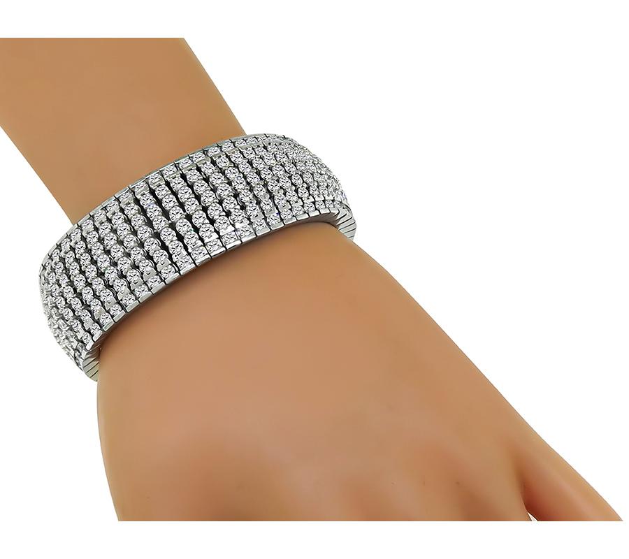Se trata de una magnífica pulsera de oro blanco de 14 quilates. La pulsera está engastada con brillantes diamantes de talla redonda que pesan aproximadamente 40.00 ct. El color de estos diamantes es G con claridad VS1-SI1. La pulsera mide 23 mm de