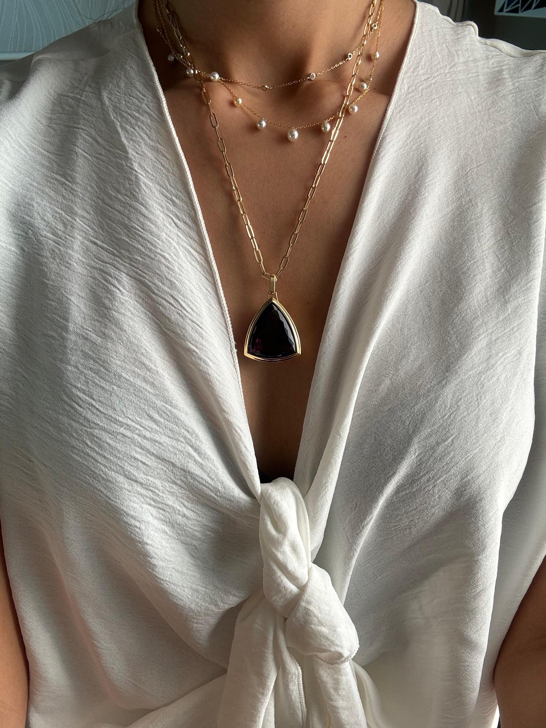 Eine atemberaubende, lebendige lila 44,03 Karat dreieckigen birnenförmigen Purple Amethyst Anhänger, Lünette in 18K Gelbgold. Der natürliche Edelstein ist absolut durchsichtig, ohne Einschlüsse, mit einer schönen violetten Farbe und großem Glanz.