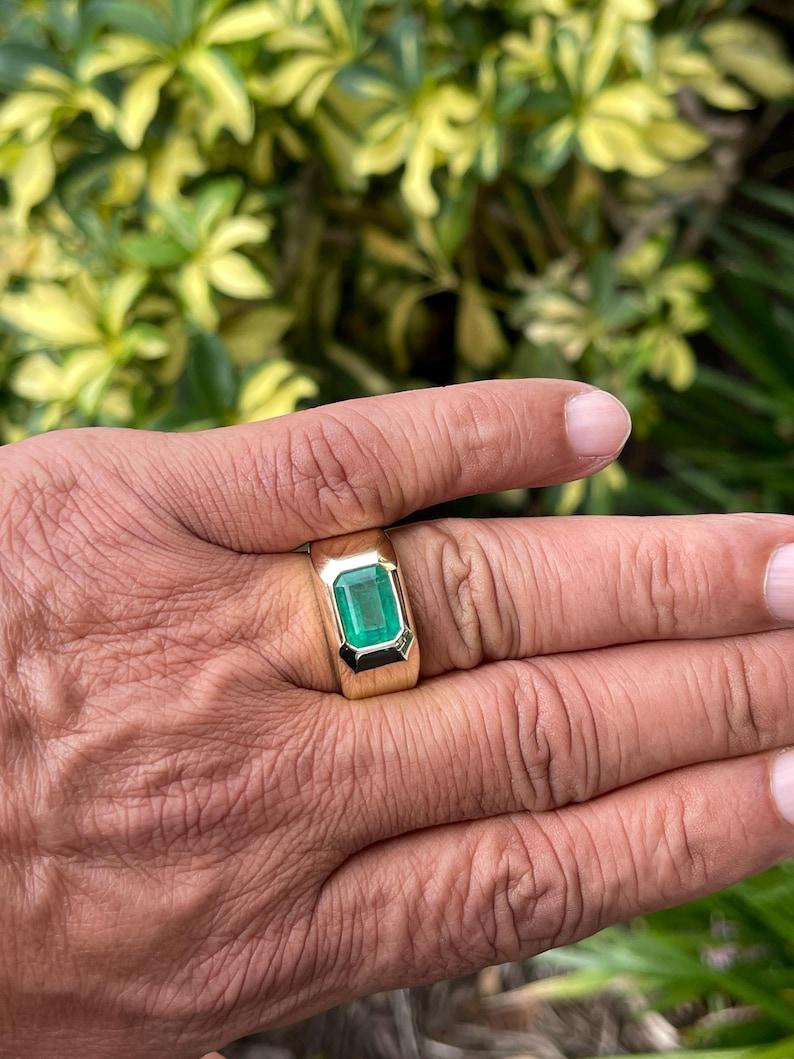 4,40 Karat 14K Chunky Herren Smaragd Solitär Ring Lünette Set Smaragdschliff Smaragd 585 (Moderne) im Angebot