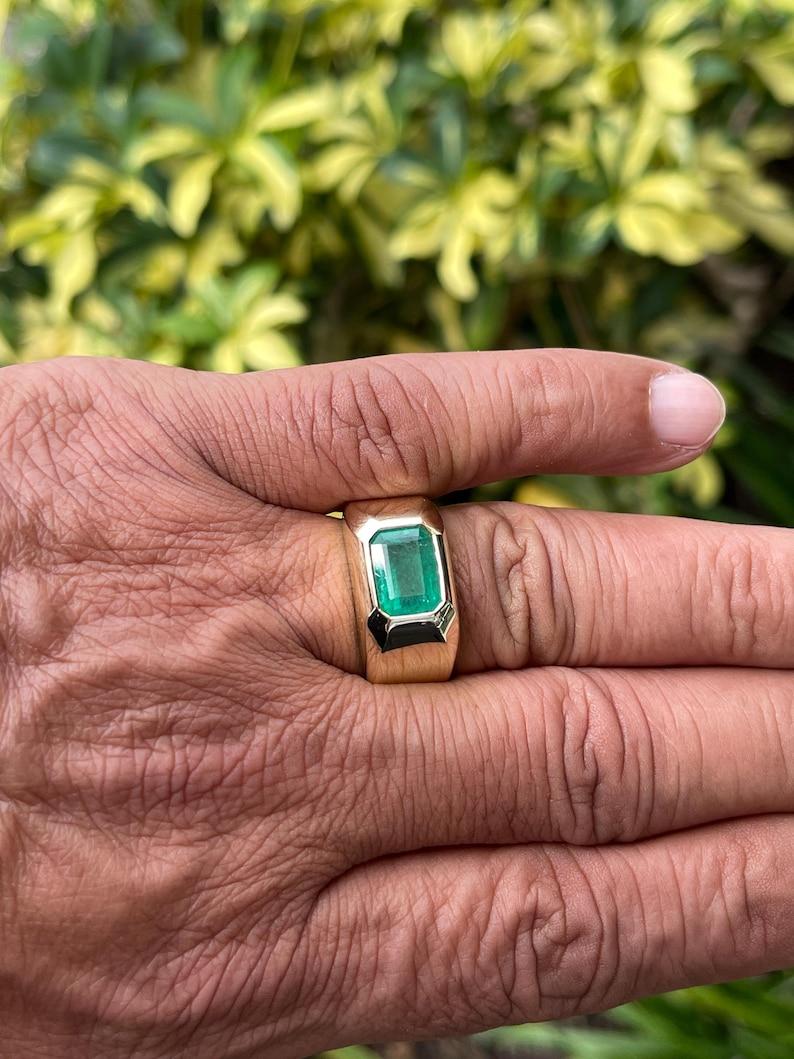4,40 Karat 14K Chunky Herren Smaragd Solitär Ring Lünette Set Smaragdschliff Smaragd 585 im Zustand „Neu“ im Angebot in Jupiter, FL