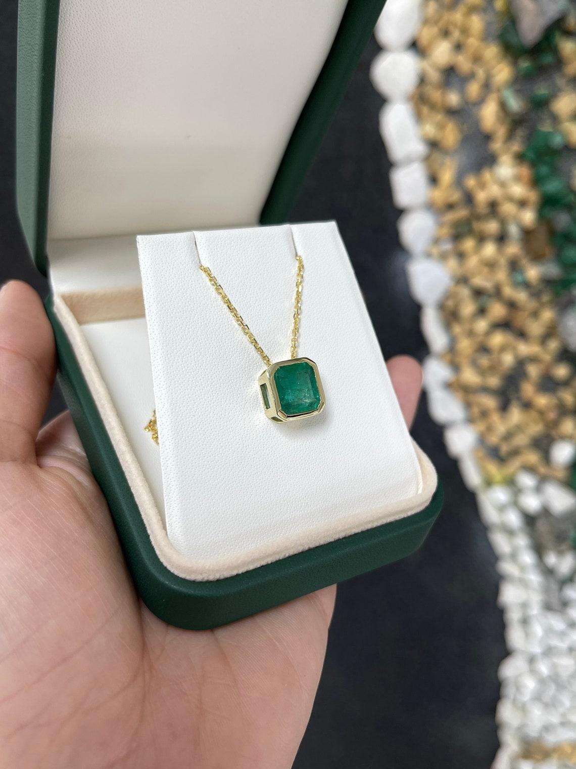 Women's 4.40ct 14K Natural Asscher Cut Emerald Solitaire Gold Pendant Medium Dark Green For Sale