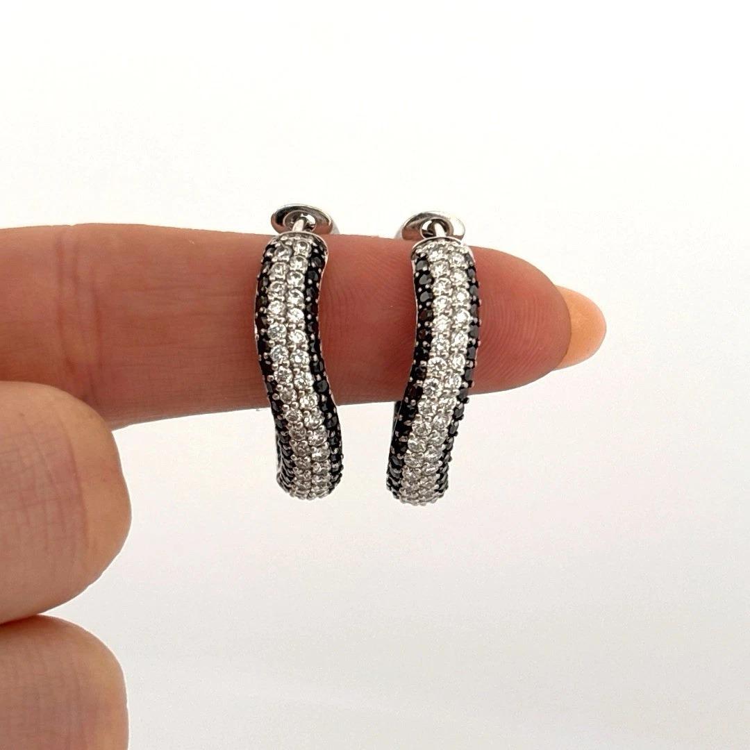 Brilliant Cut 4.40ctw VS F-G Black & White Pave Diamonds 18K White Gold Wave Hoop Earrings For Sale