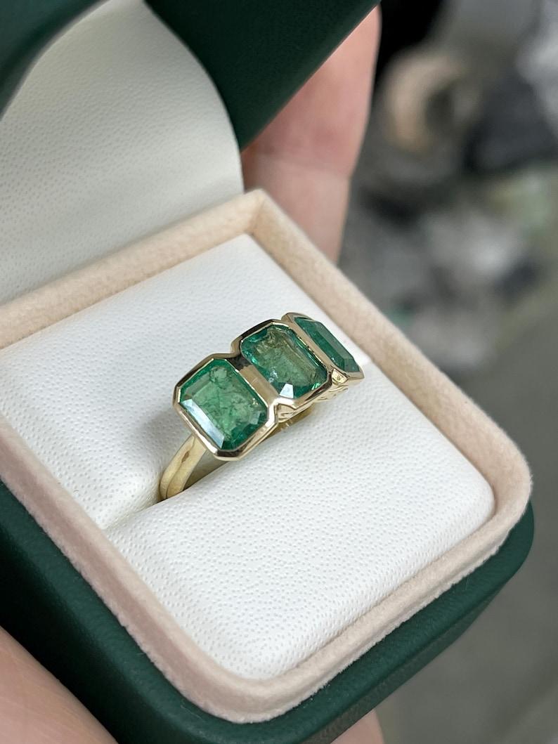 Taglio smeraldo Anello trilogy con smeraldo da 4,40tcw 14K - castone incastonato Scroll Dettaglio vintage 585 oro in vendita