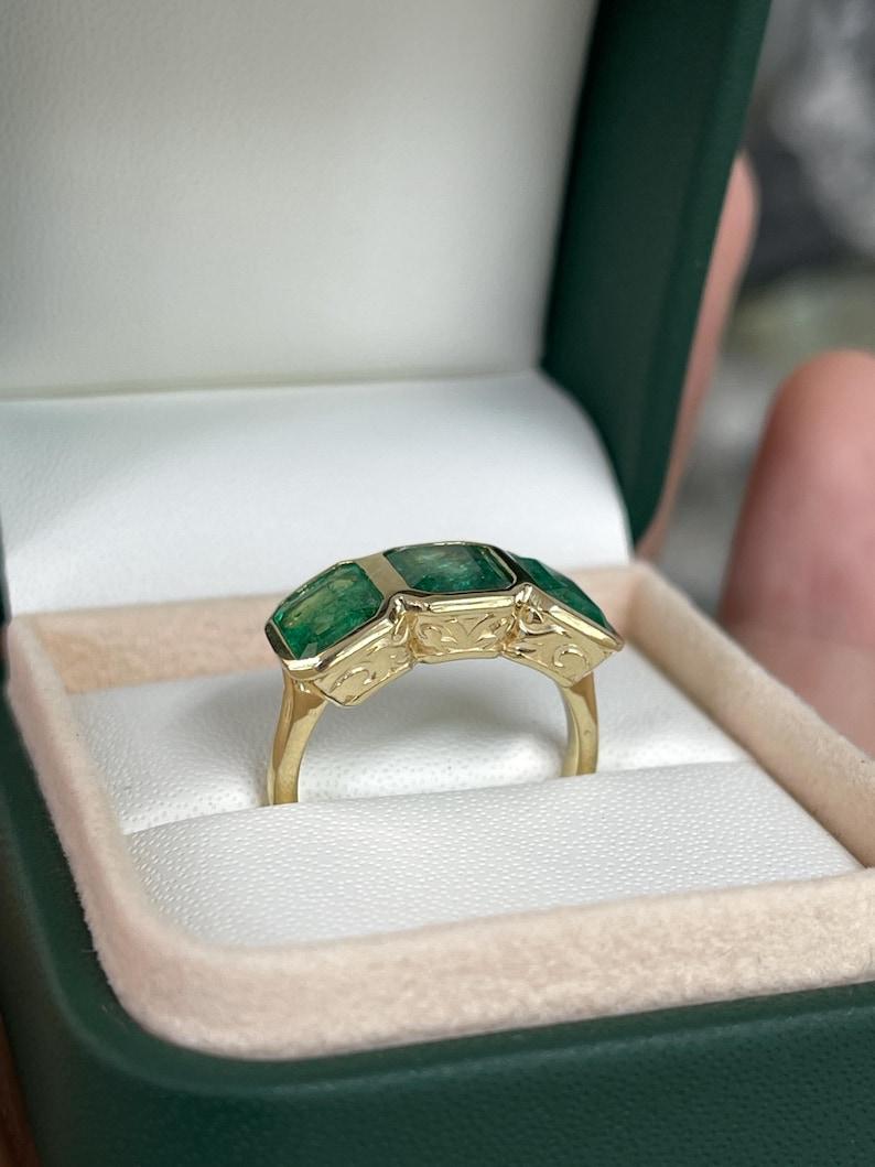 Anello trilogy con smeraldo da 4,40tcw 14K - castone incastonato Scroll Dettaglio vintage 585 oro In condizioni Nuovo in vendita a Jupiter, FL