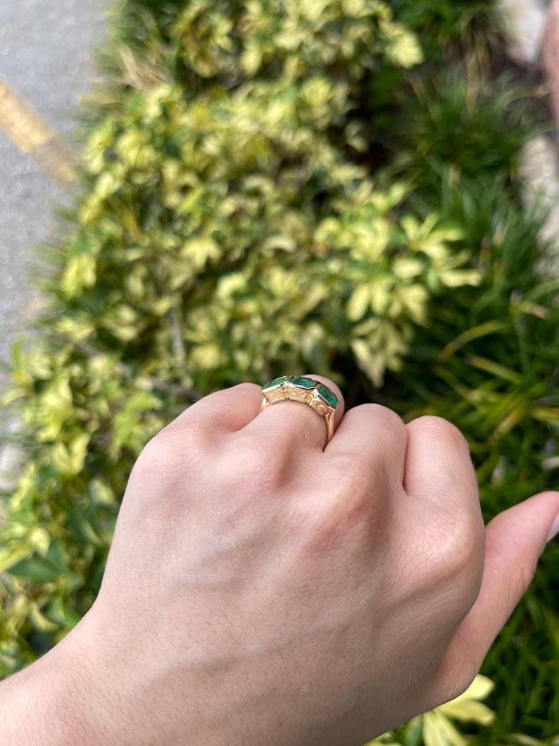 Anello trilogy con smeraldo da 4,40tcw 14K - castone incastonato Scroll Dettaglio vintage 585 oro in vendita 3