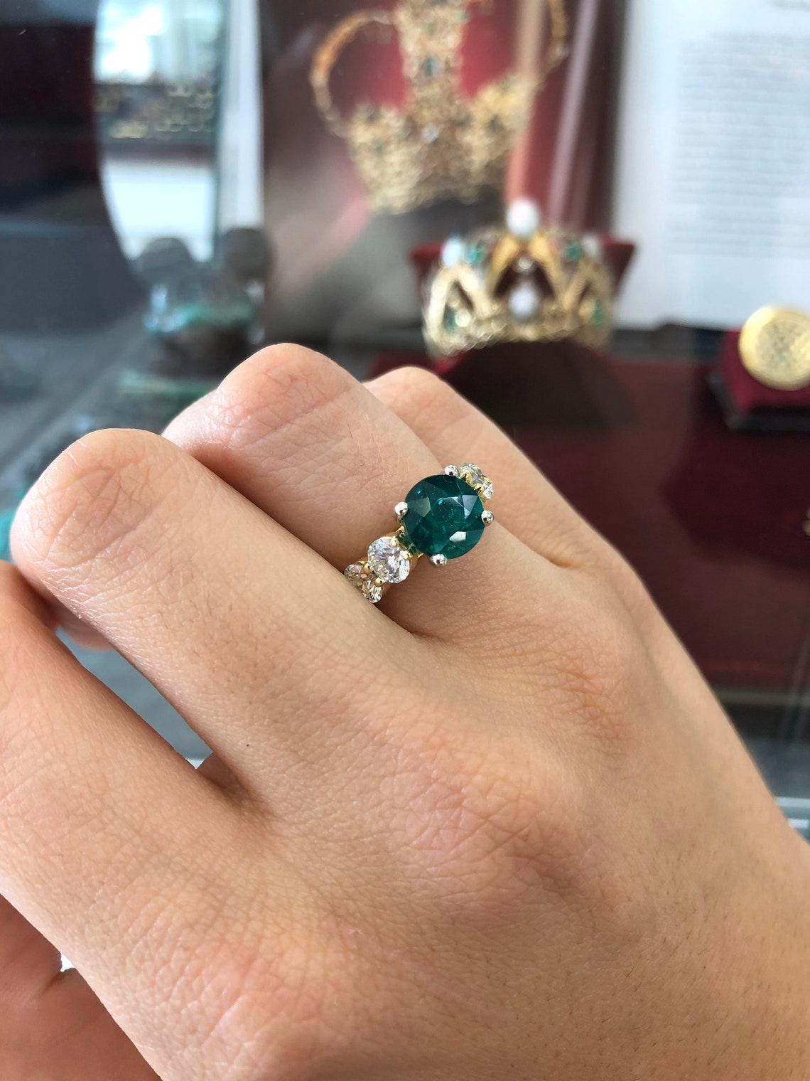 4.55tcw 18K Round Emerald & Diamond Accent Statement Ring In New Condition For Sale In Jupiter, FL