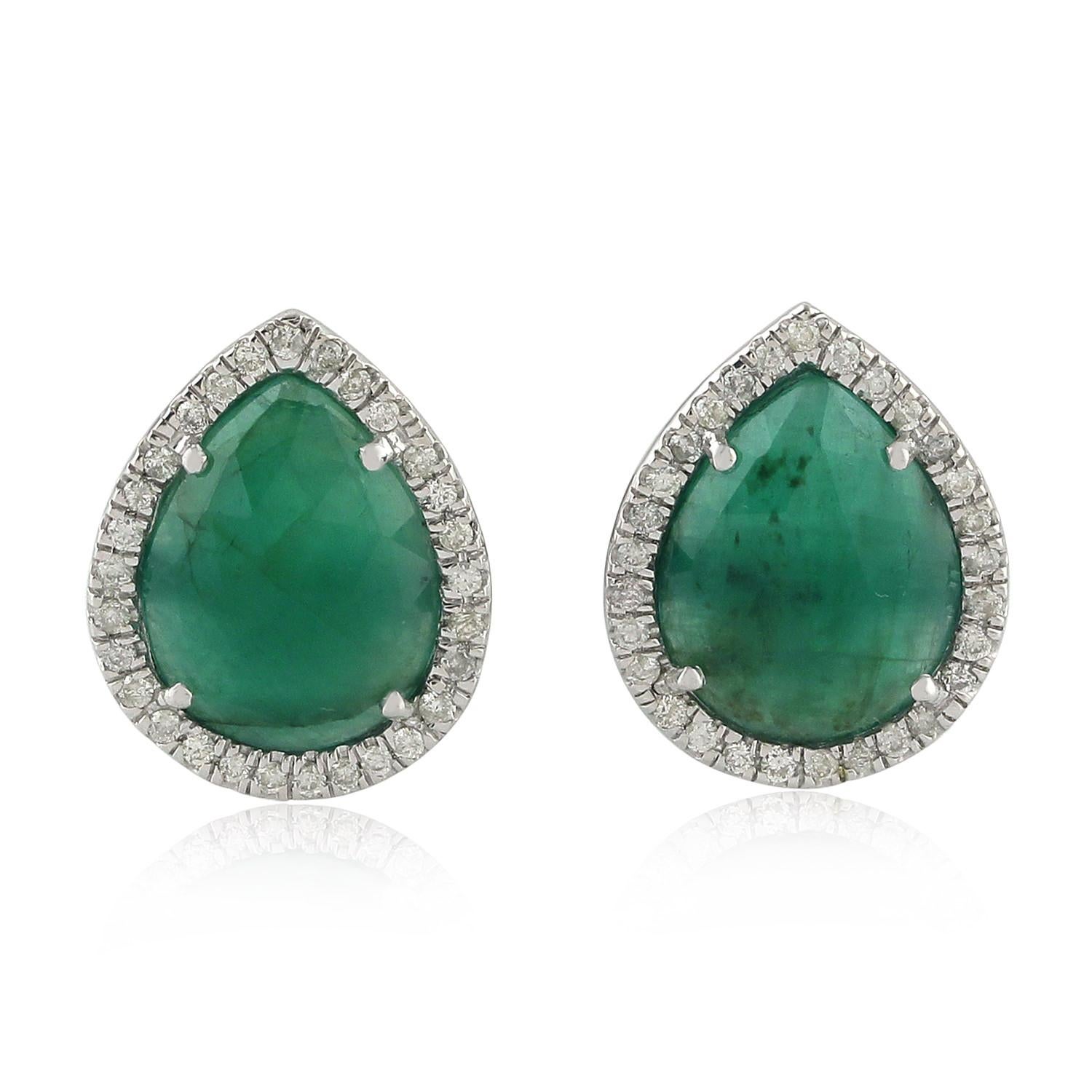Taille rose Clous d'oreilles en or 18 carats avec diamants et émeraudes de 4,41 carats en vente
