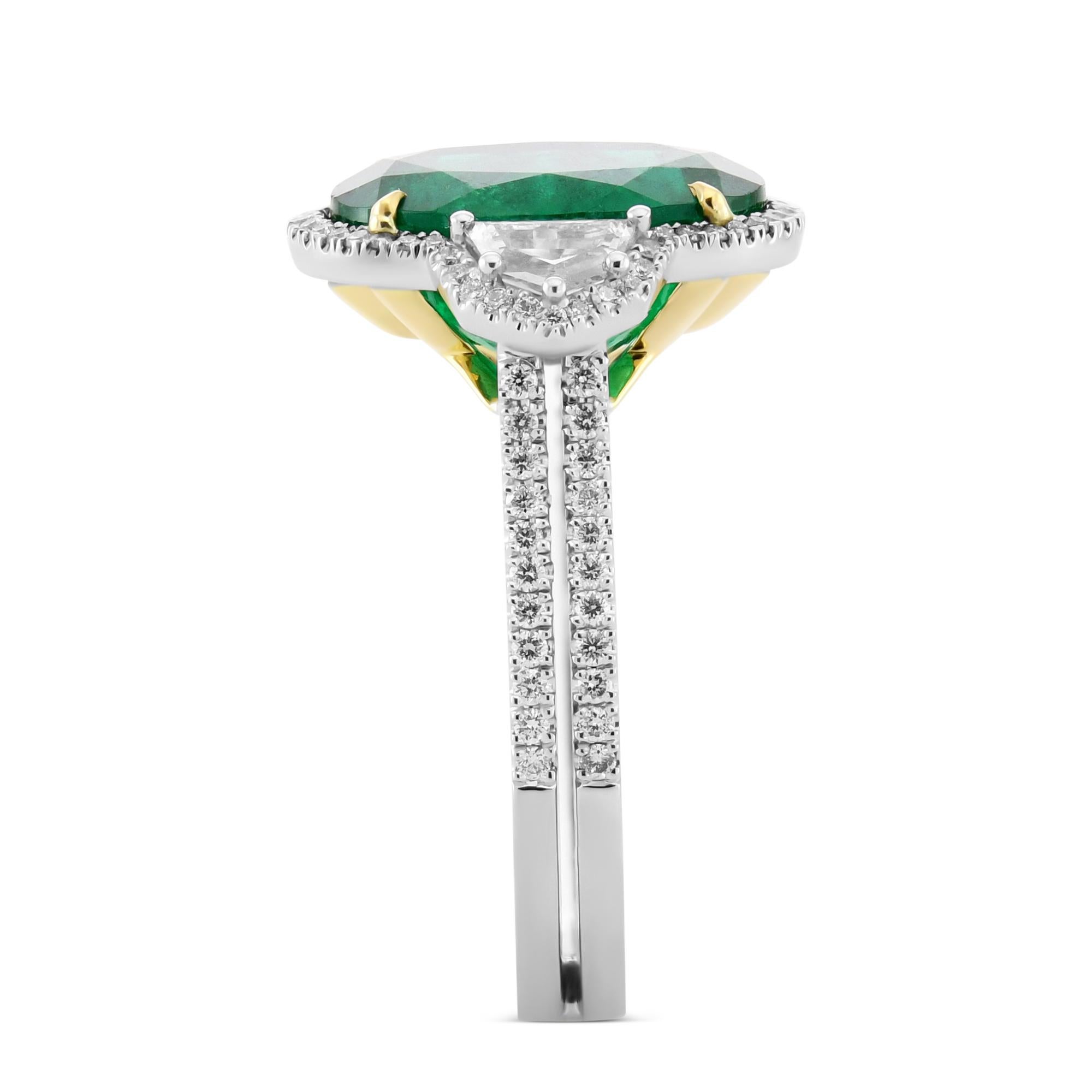 4,41 cts zertifiziert Muzo Oval Smaragd & Cadillac Diamant Drei-Stein Halo Ring (Ovalschliff) im Angebot