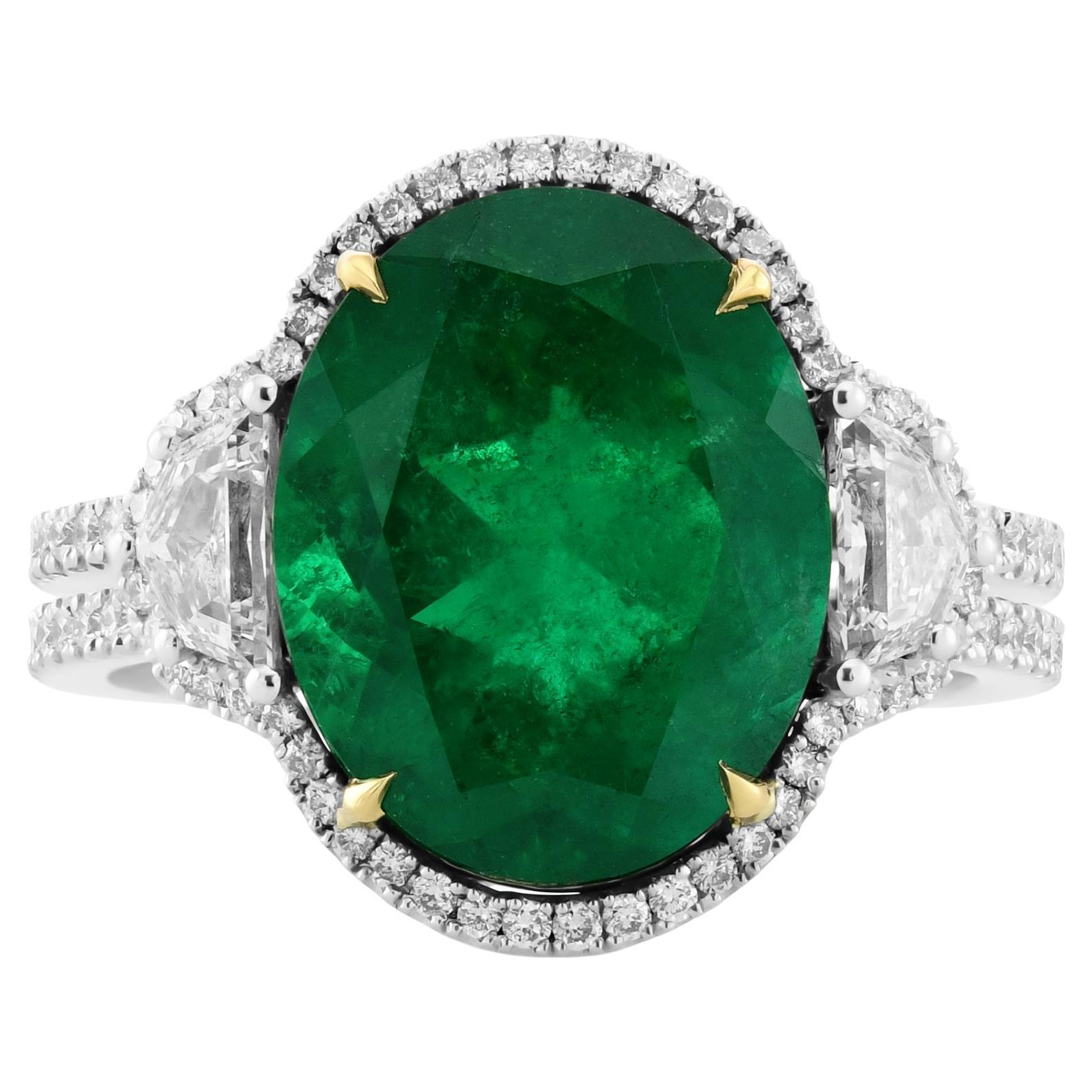 4,41 cts zertifiziert Muzo Oval Smaragd & Cadillac Diamant Drei-Stein Halo Ring im Angebot
