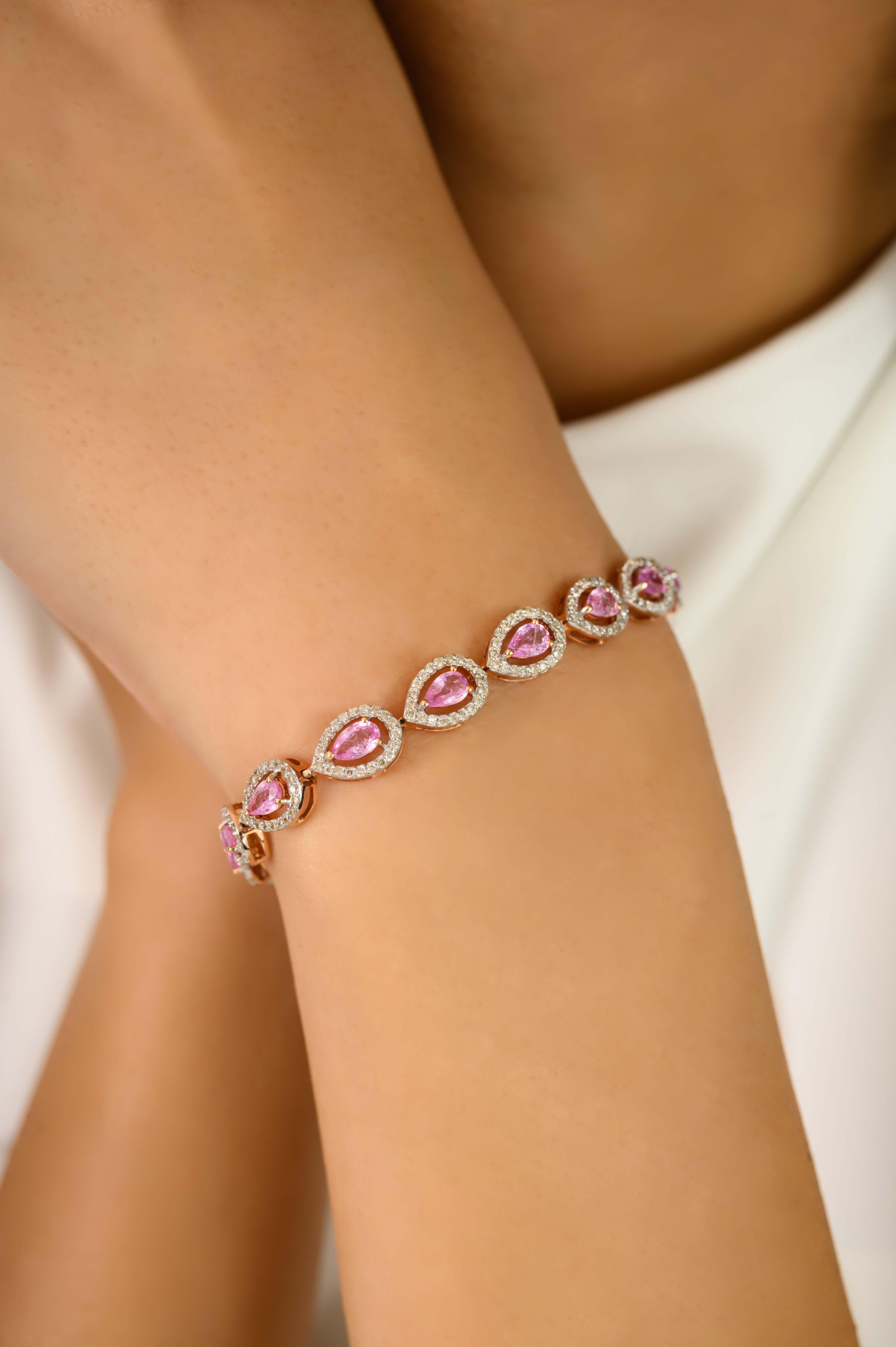 Elegants saphirs roses de 4,41 ct taillés en poire, chacun encadré par un halo de diamants totalisant 1,461 ct, montés en or rose 14k. Les saphirs et les diamants sont sertis à l'aide d'une pince et d'un pavé, créant ainsi un brillant motif en forme