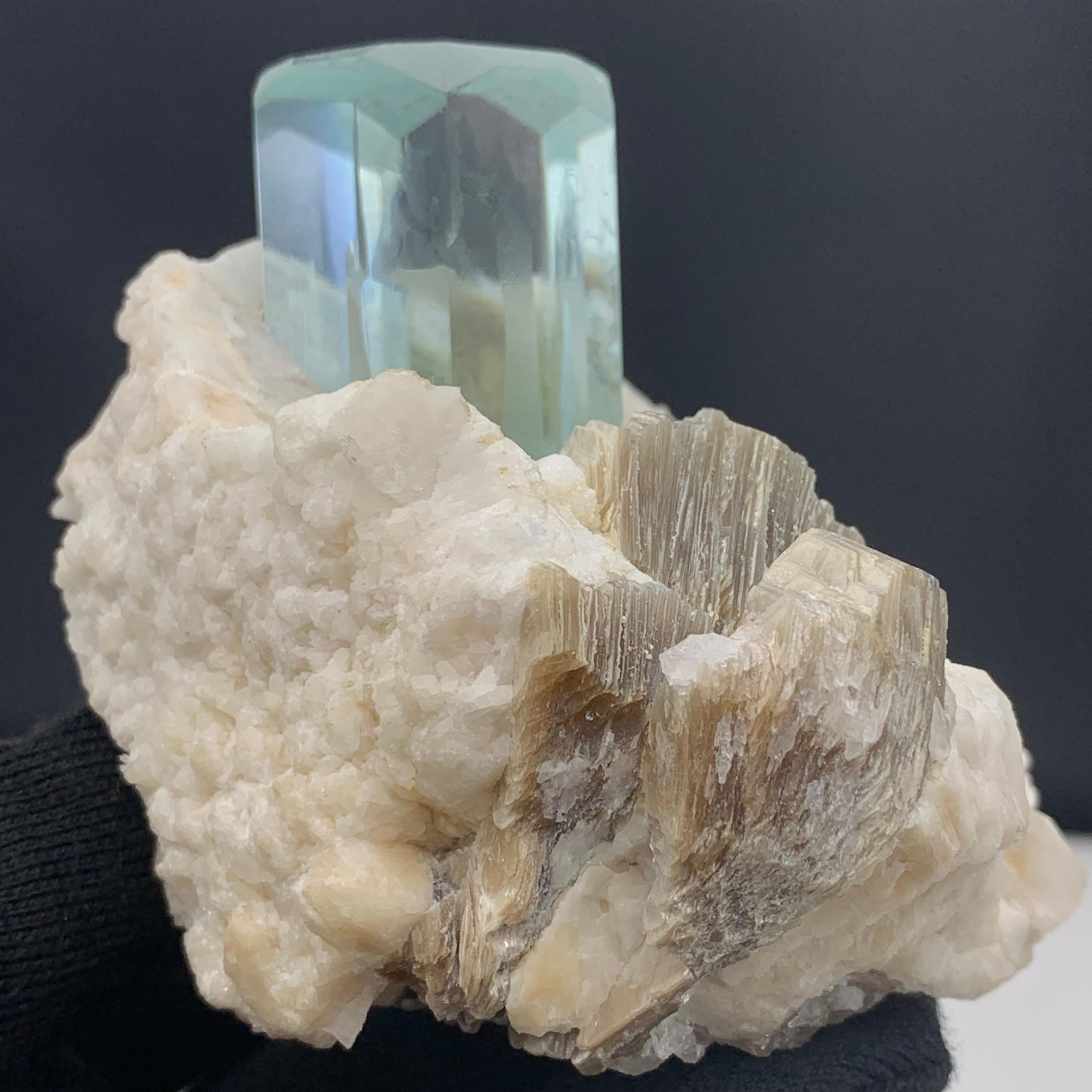441 grammi di squisito esemplare di acquamarina con mica e feldspato dal Pakistan in vendita 1
