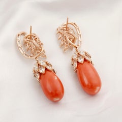 Boucles d'oreilles pendantes en forme de feuille, avec un corail de 44,16 carats et un diamant SI/H de 7,2 carats, en or rose 14 carats