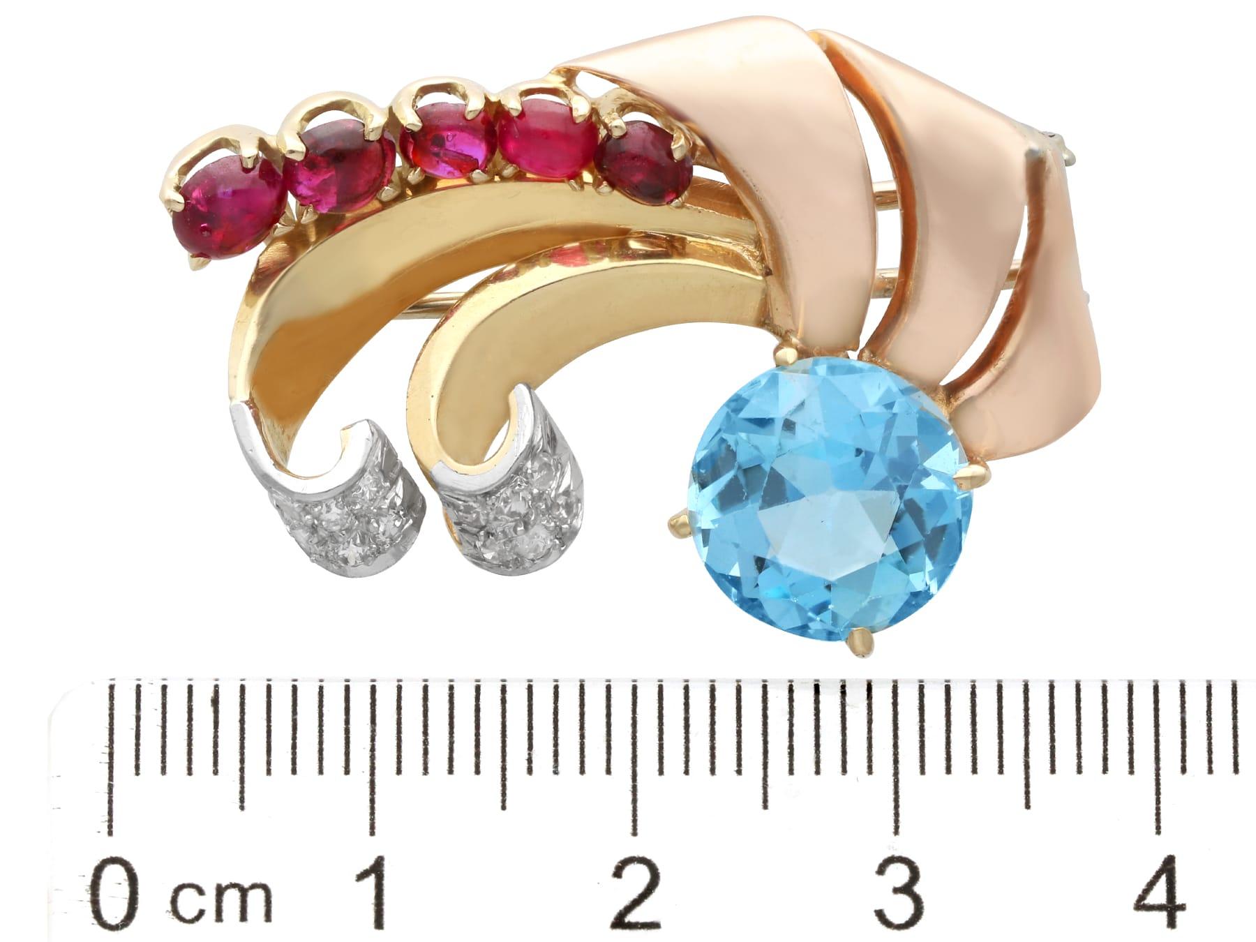 Acquamarina da 4,42 carati, rubino da 1,35 carati, diamante da 0,22 carati, spilla in oro giallo 14 carati in vendita 5