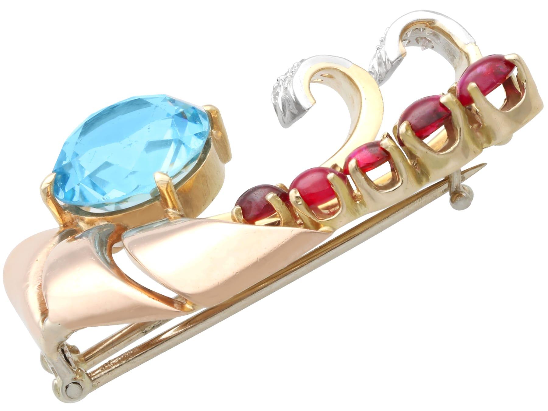 Acquamarina da 4,42 carati, rubino da 1,35 carati, diamante da 0,22 carati, spilla in oro giallo 14 carati in vendita 2
