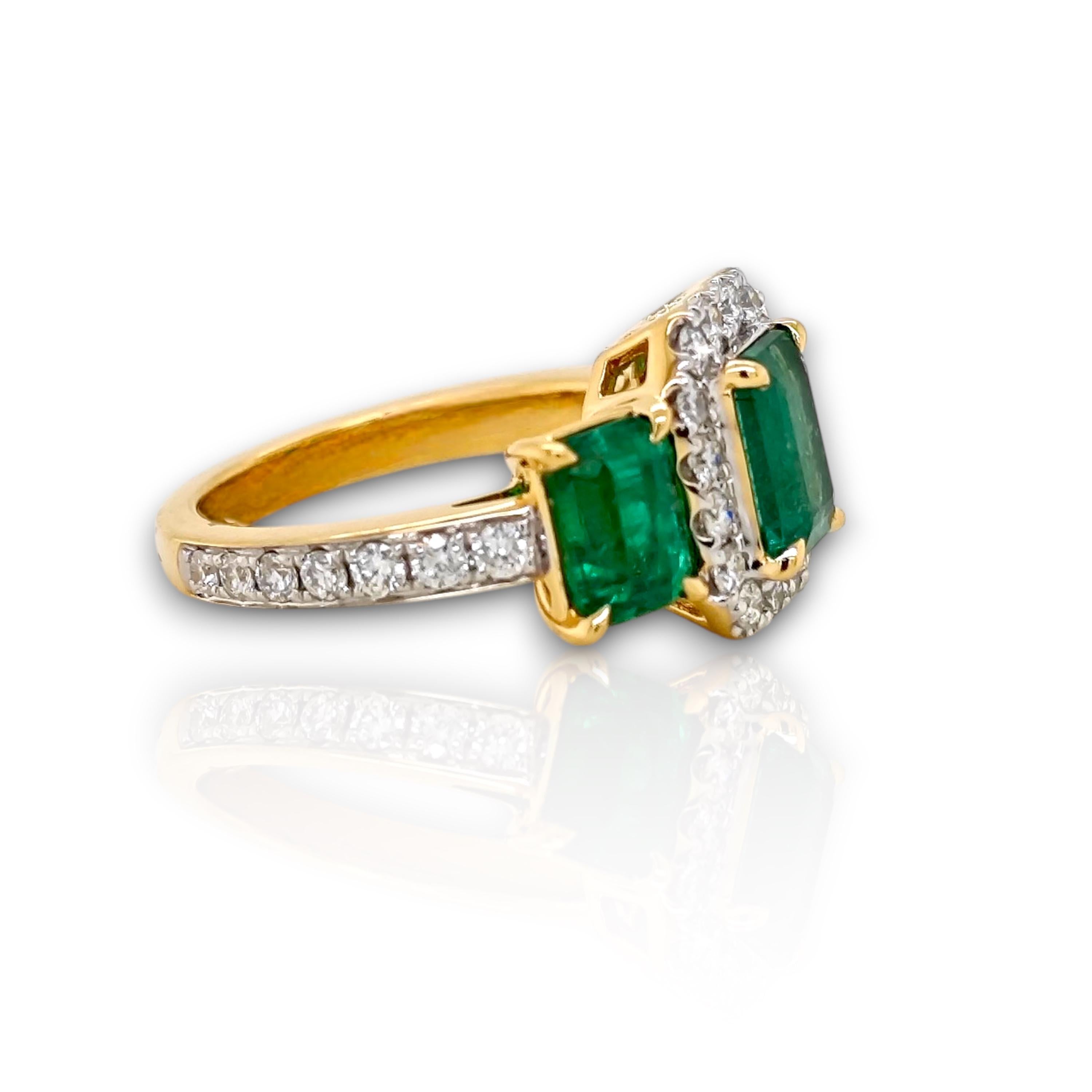 3 pierres d'émeraude : 3.58 Carats
30 diamants blancs ronds : 0.84 Carats
Métal : or jaune 18 carats, 7,00 grammes
