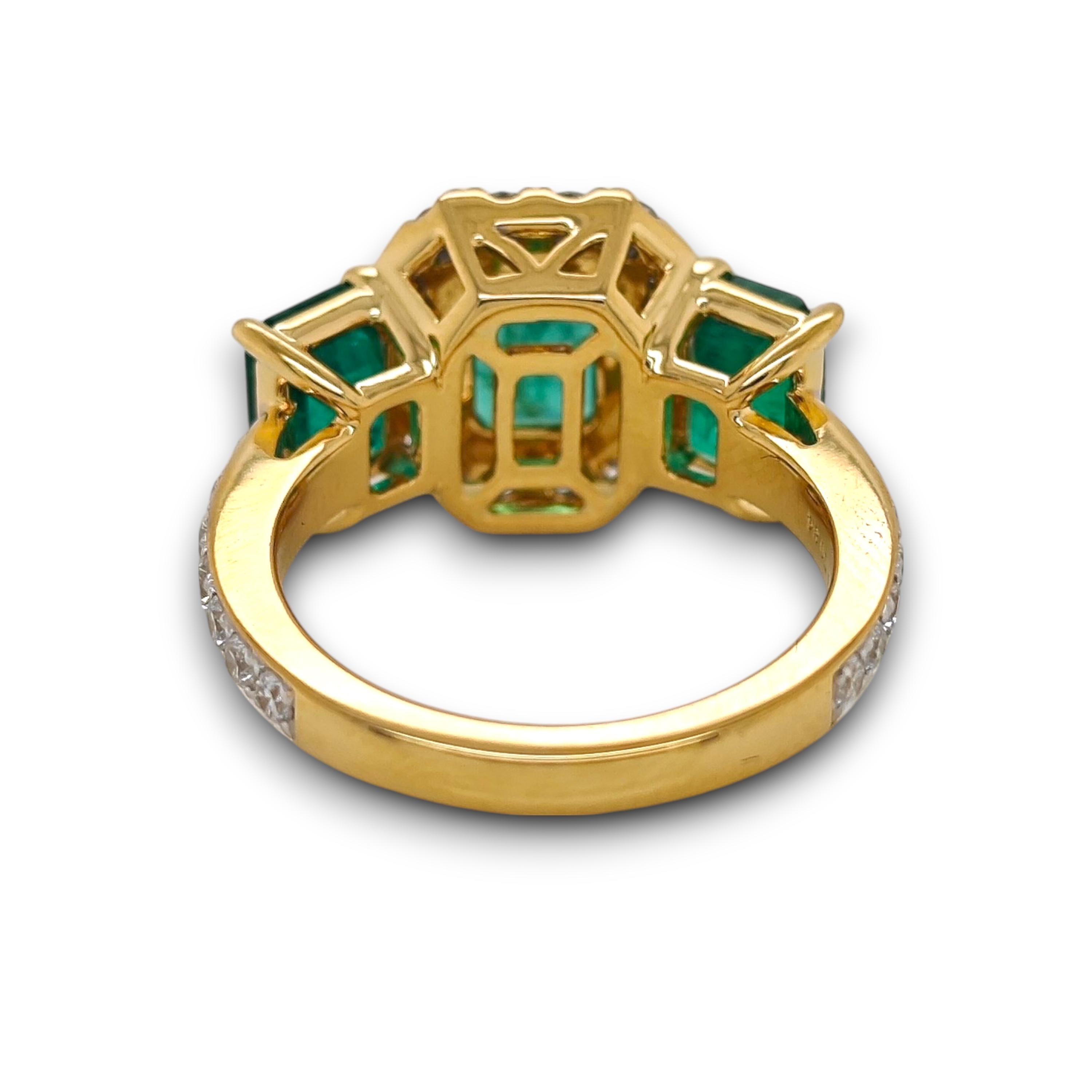 Taille émeraude Émeraude de 4,42 carats  Bague en or jaune avec diamant blanc et grappe de diamants en vente