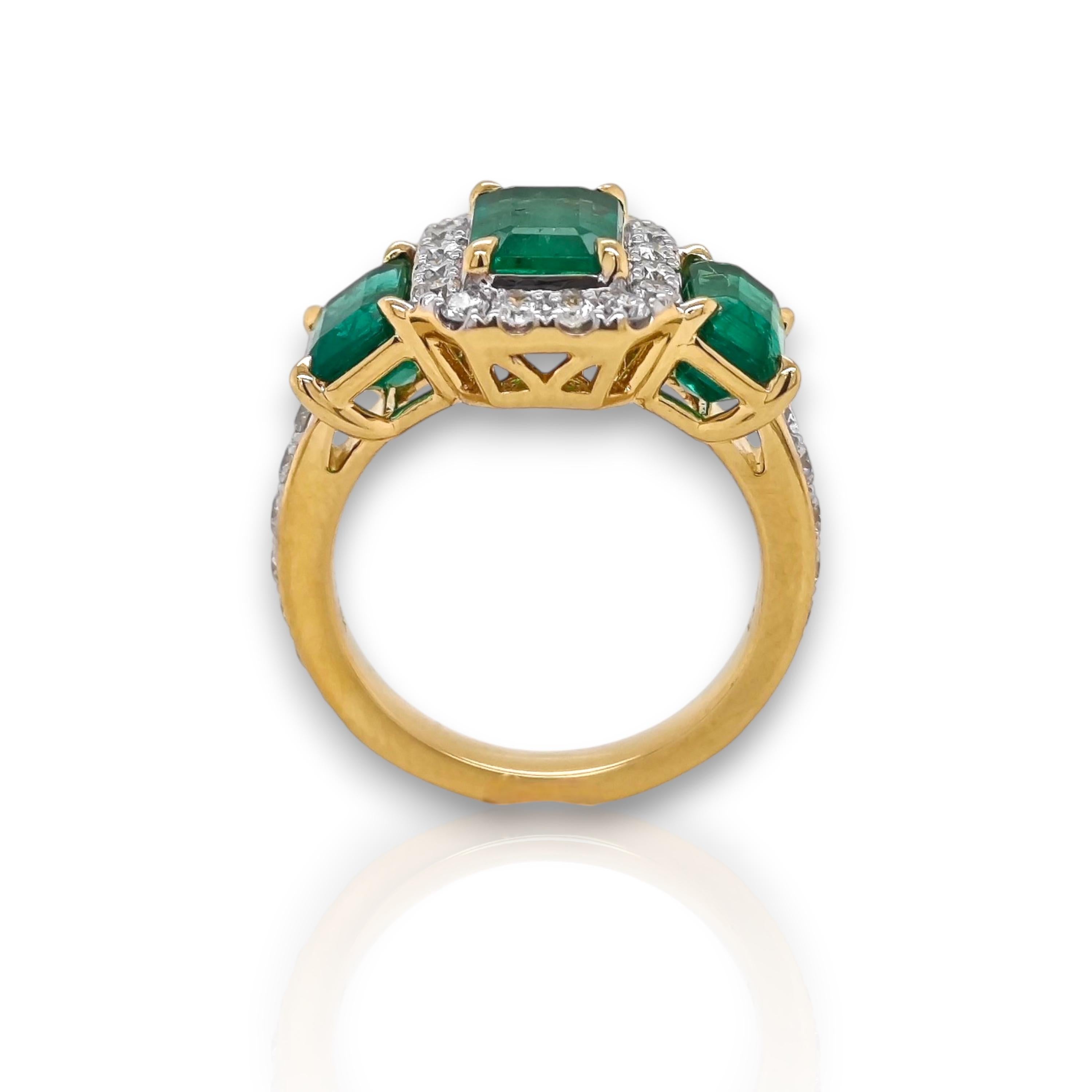 Émeraude de 4,42 carats  Bague en or jaune avec diamant blanc et grappe de diamants Neuf - En vente à New York, NY