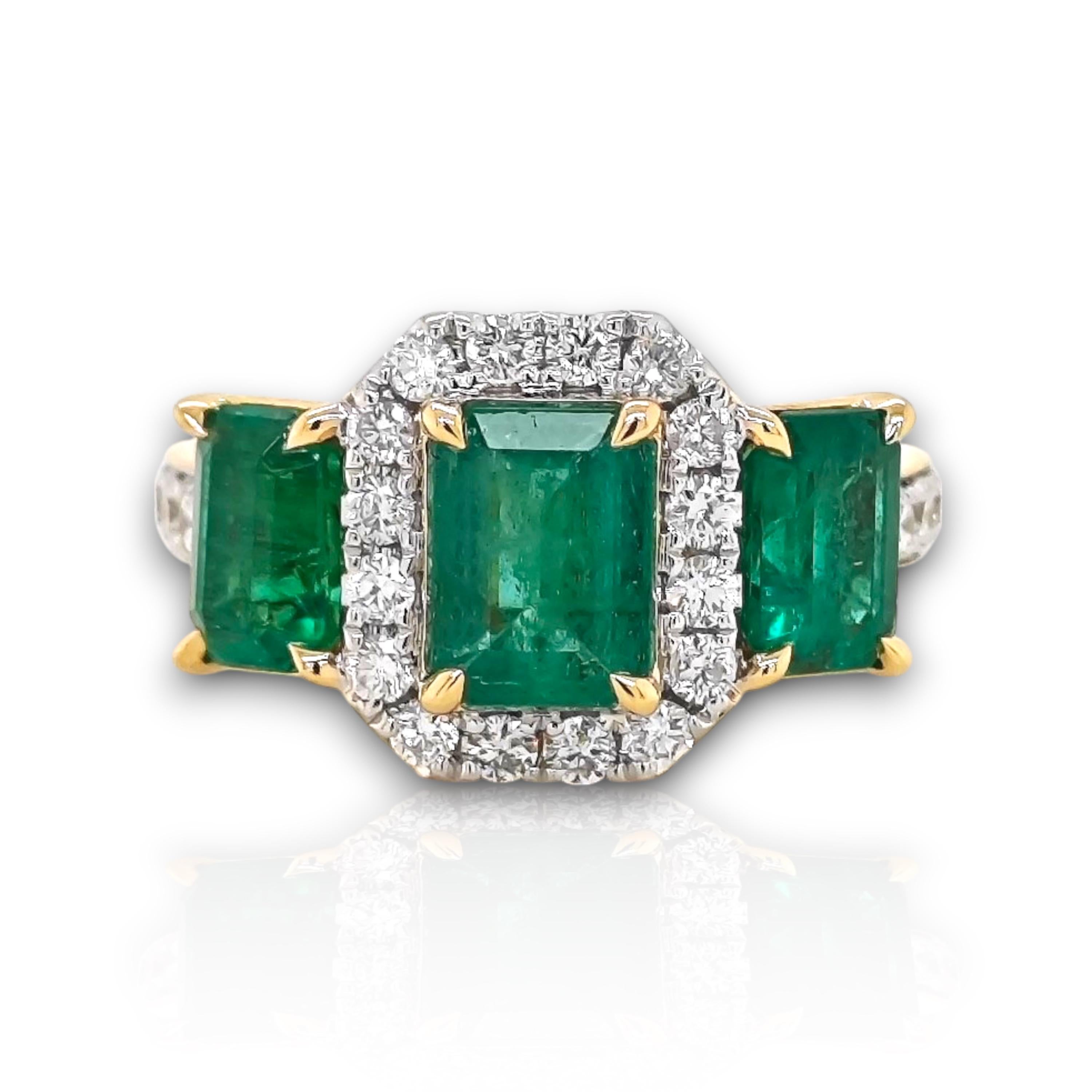 Émeraude de 4,42 carats  Bague en or jaune avec diamant blanc et grappe de diamants Pour femmes en vente