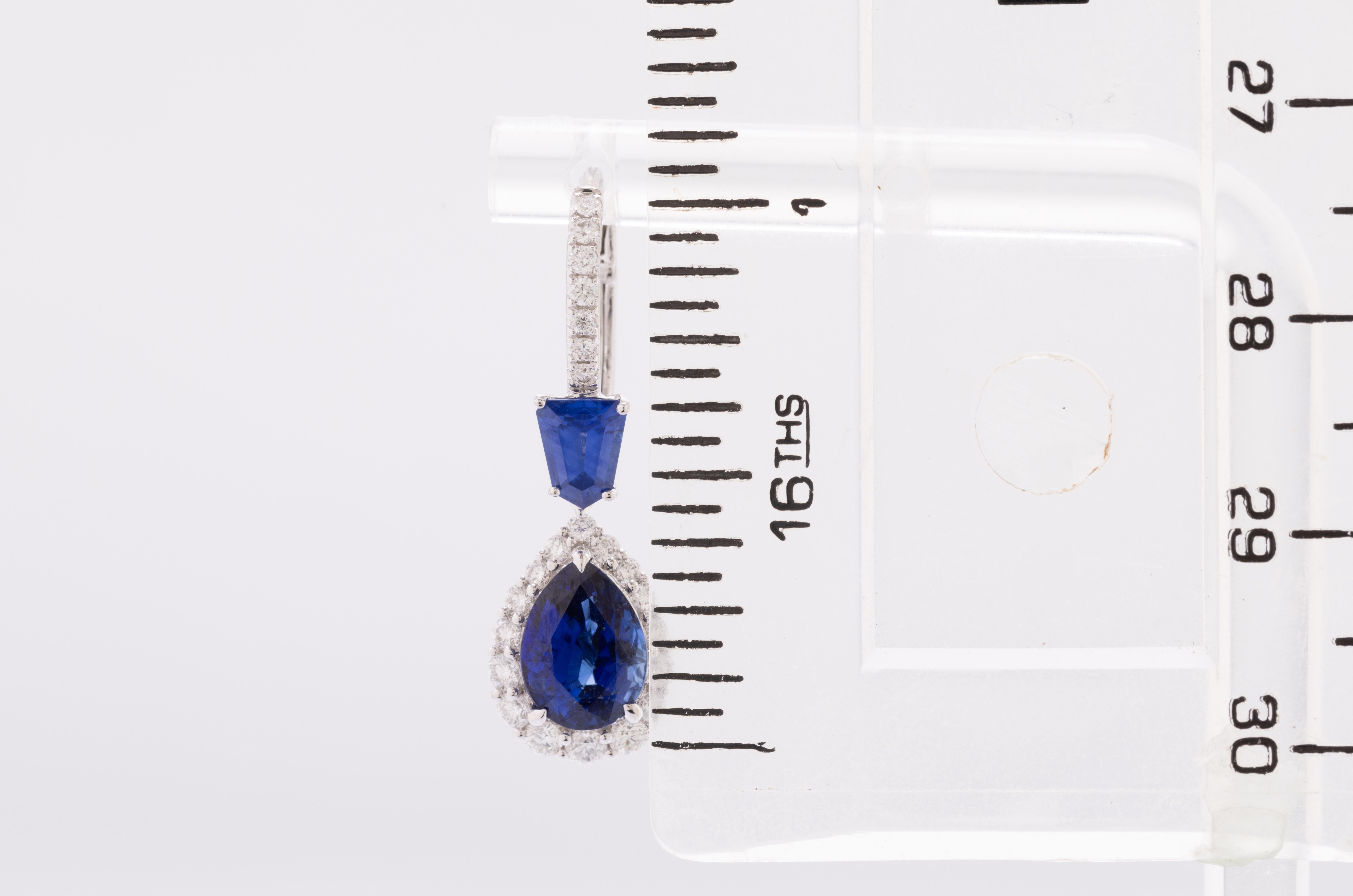 Pendants d'oreilles saphir en forme de poire de 4,42 carats dans un halo de diamants de 0,73 ct ref582 en vente 2