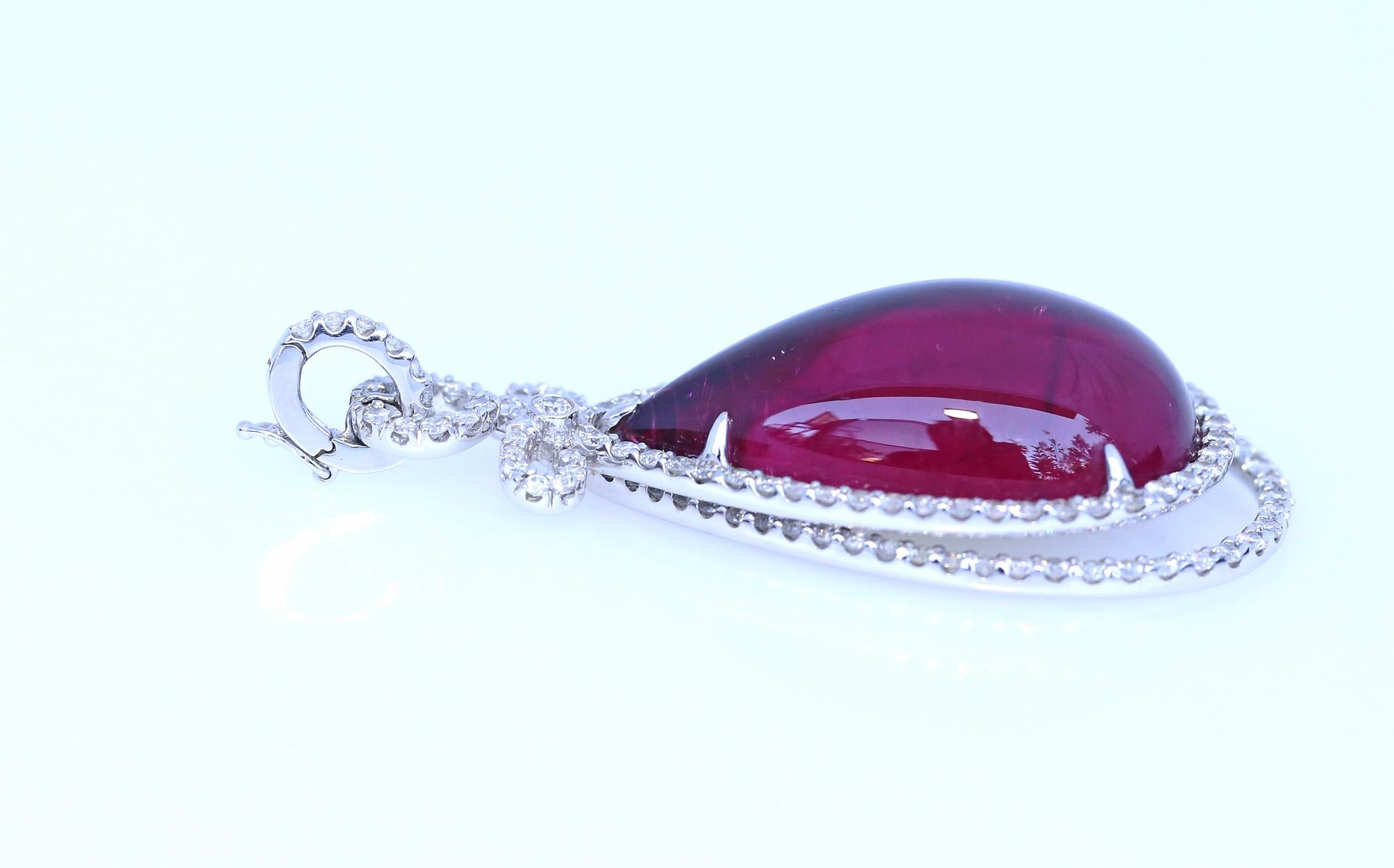 Taille ronde 44.2 Carat Tourmaline 2.6 Carat Diamants Pendentif or blanc 18 carats, 2010 en vente