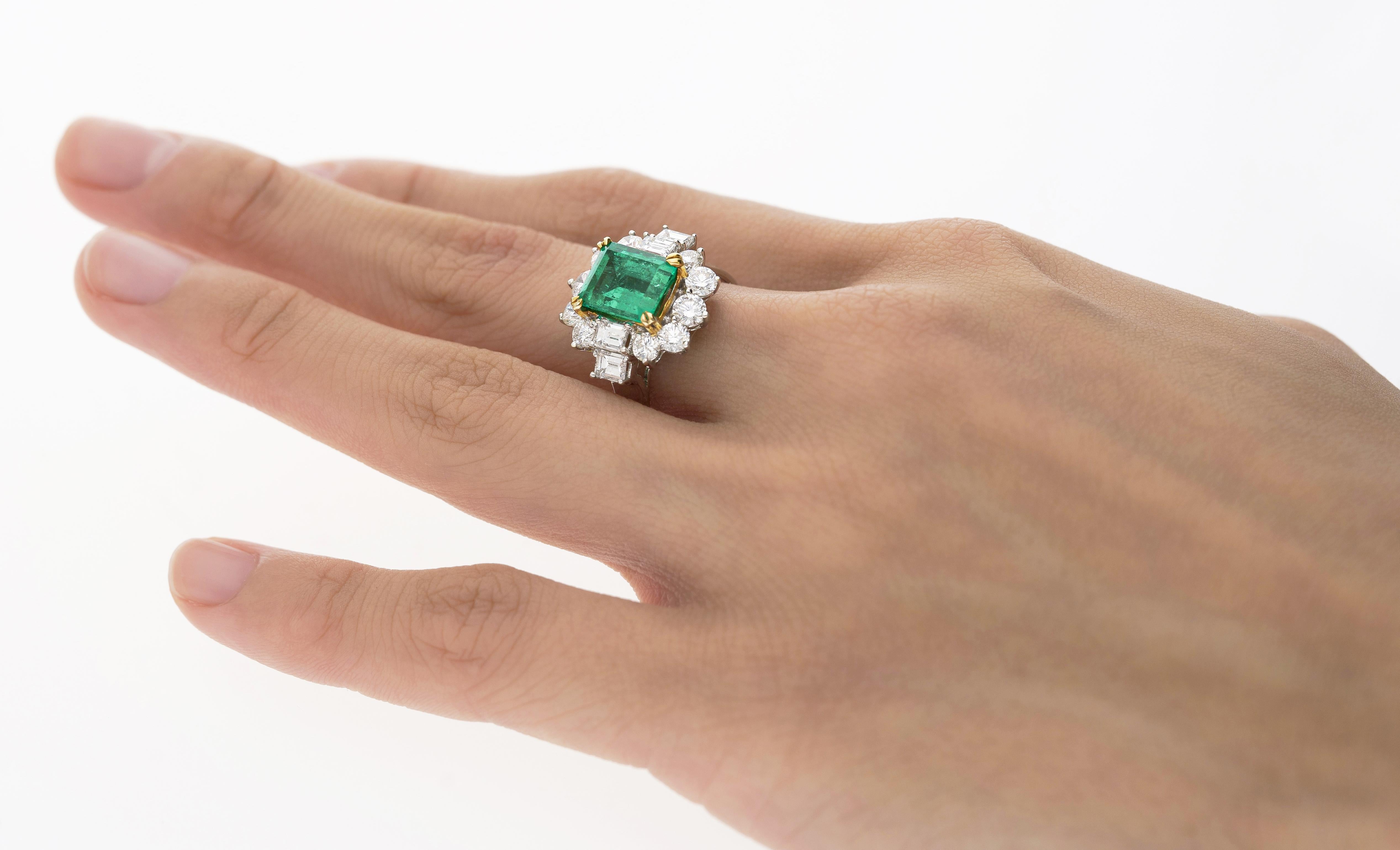 4,42 Karat TW kolumbianischer Smaragd mit rundem & Smaragdschliff Diamant Halo 18K Ring im Angebot 5