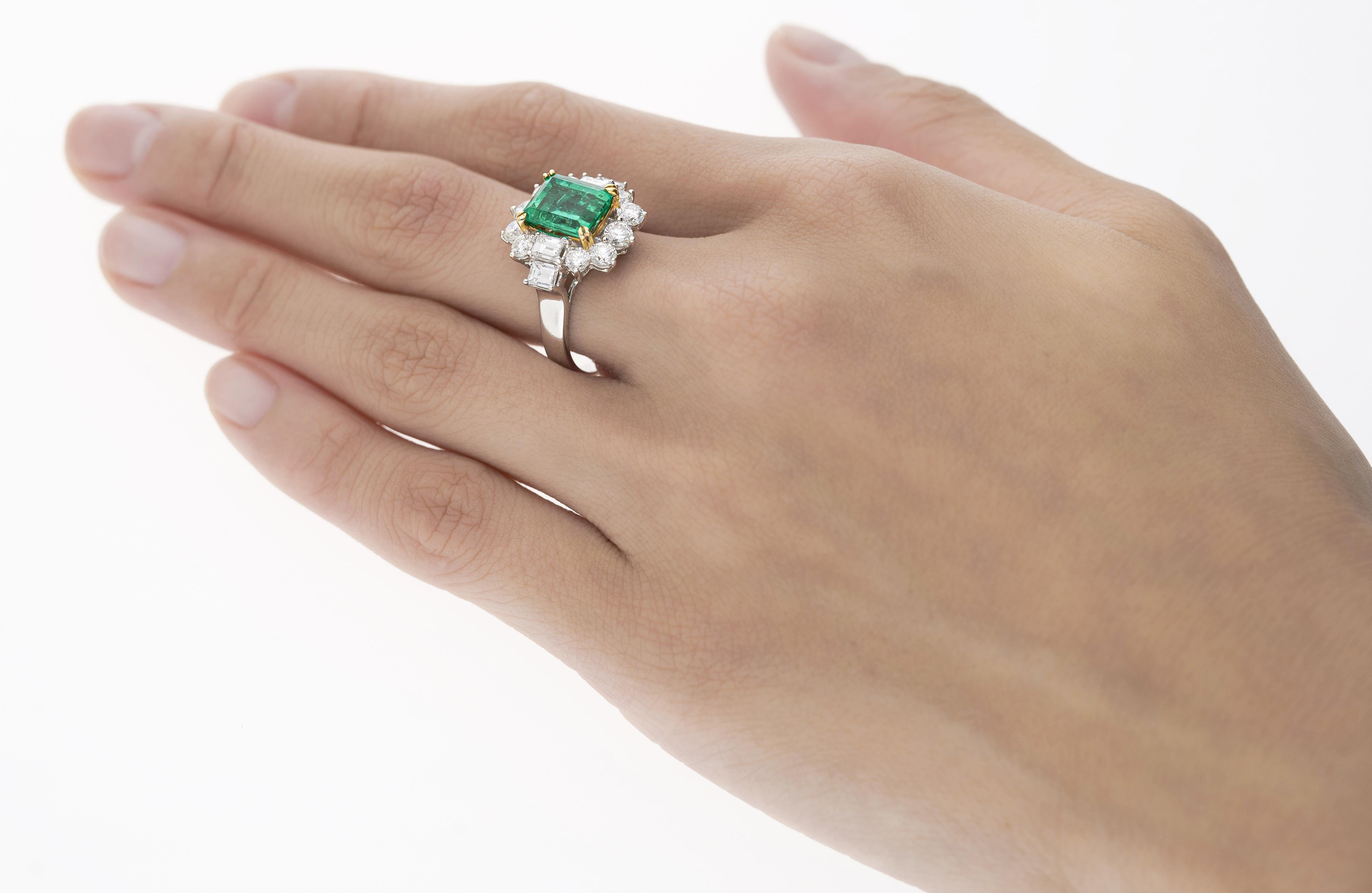 4,42 Karat TW kolumbianischer Smaragd mit rundem & Smaragdschliff Diamant Halo 18K Ring im Angebot 6