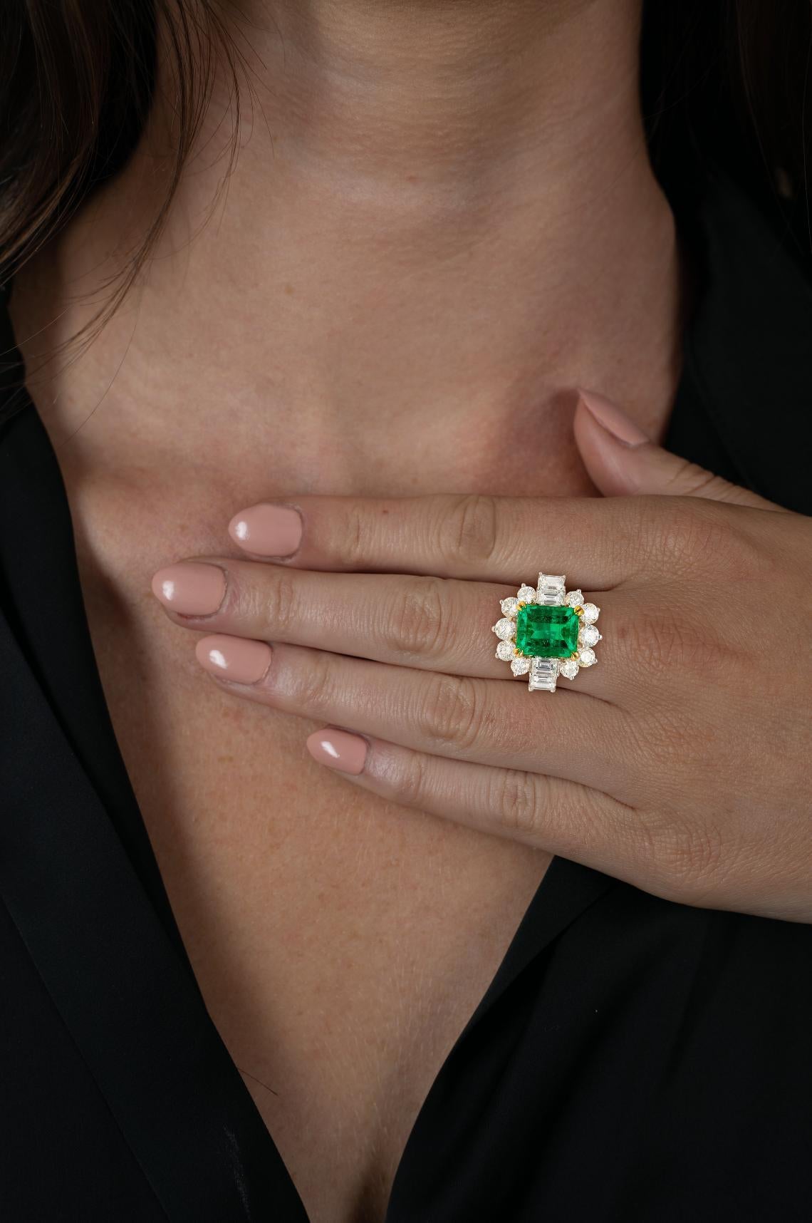 4,42 Karat TW kolumbianischer Smaragd mit rundem & Smaragdschliff Diamant Halo 18K Ring im Angebot 7