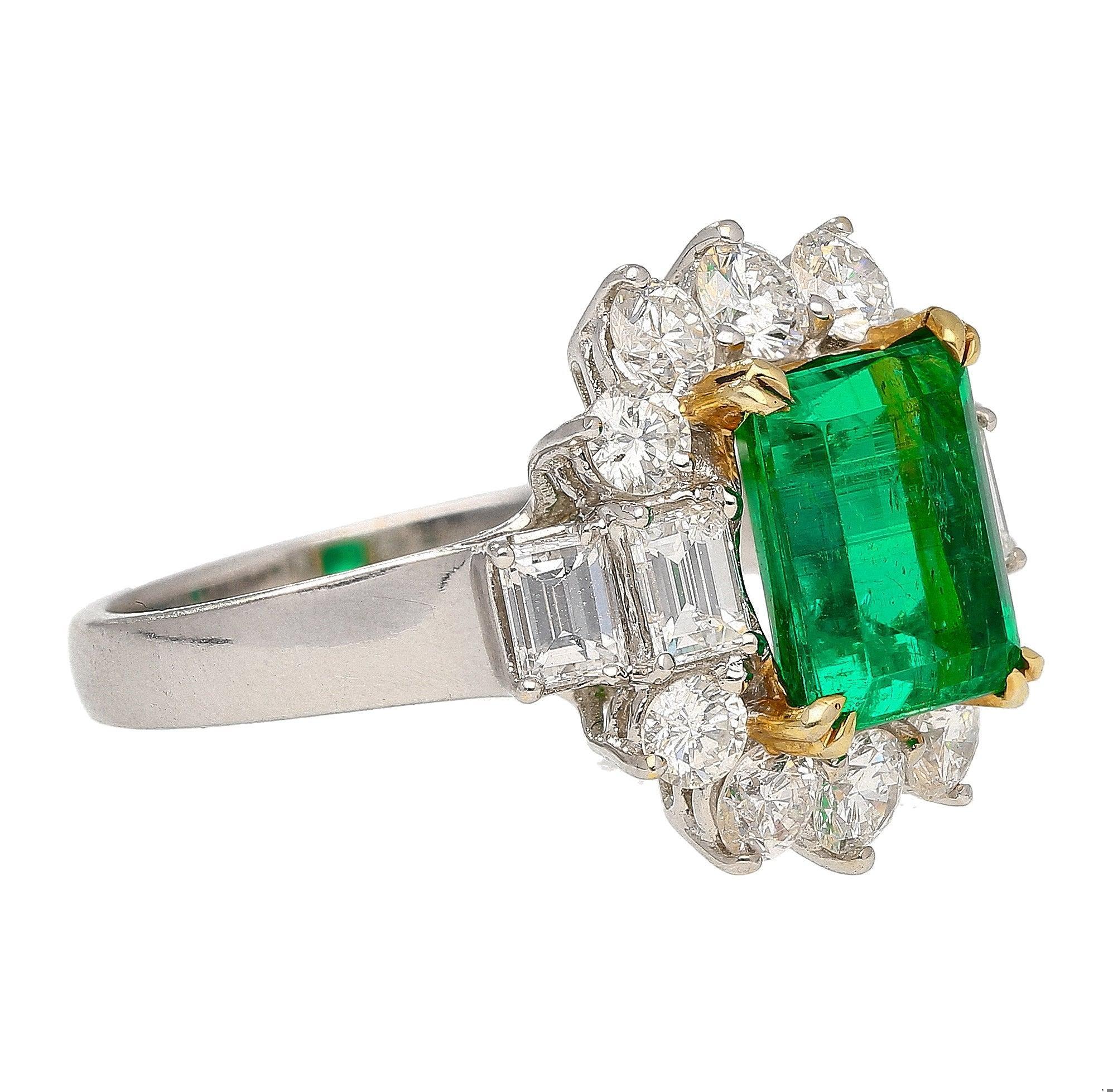 4,42 Karat TW kolumbianischer Smaragd mit rundem & Smaragdschliff Diamant Halo 18K Ring im Zustand „Neu“ im Angebot in Miami, FL