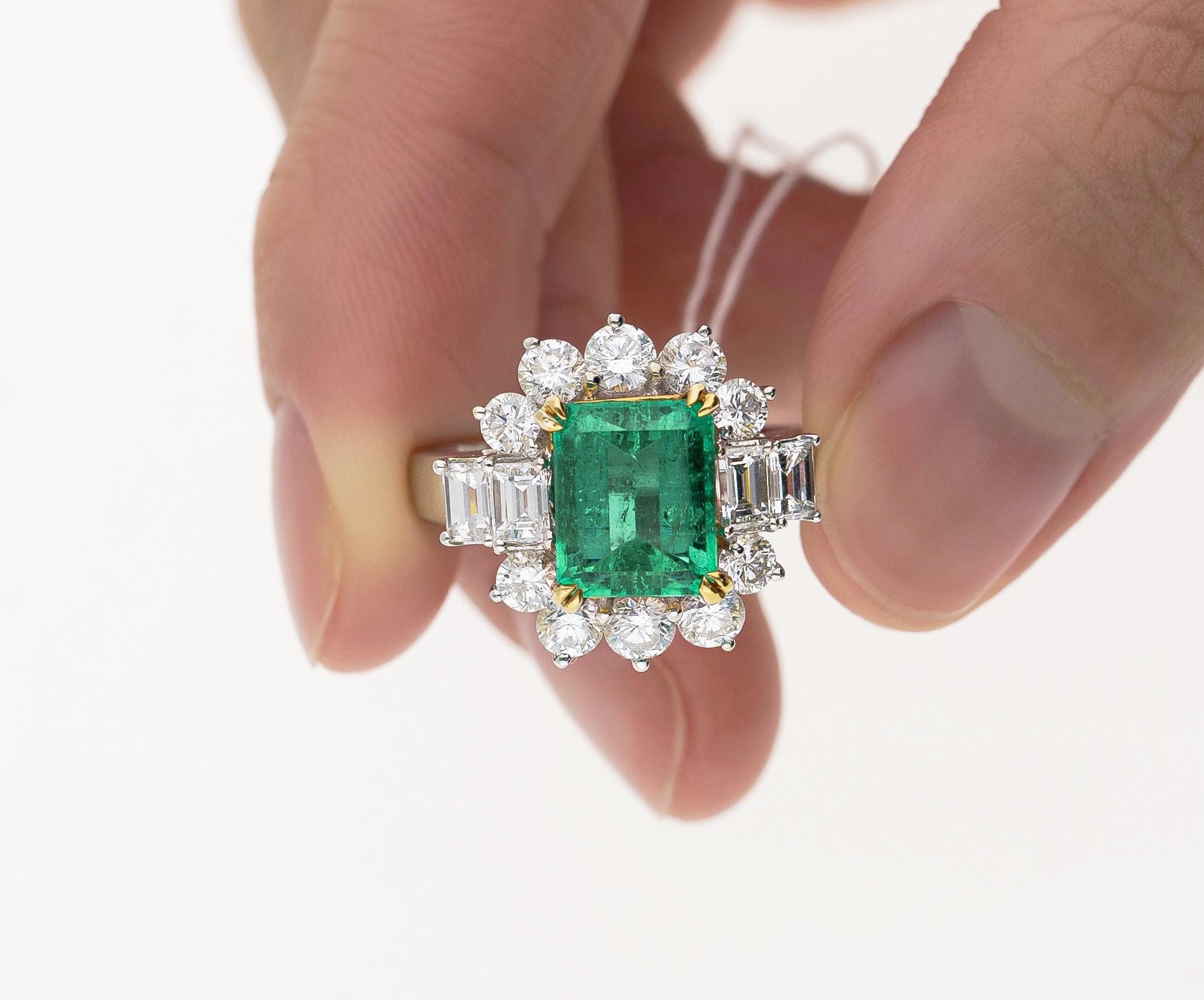 4,42 Karat TW kolumbianischer Smaragd mit rundem & Smaragdschliff Diamant Halo 18K Ring im Angebot 2