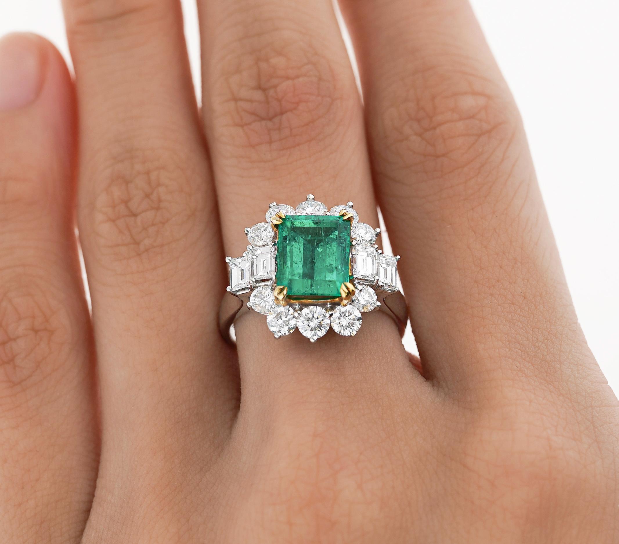 4,42 Karat TW kolumbianischer Smaragd mit rundem & Smaragdschliff Diamant Halo 18K Ring im Angebot 4