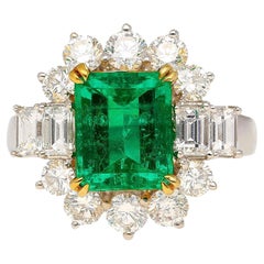 Esmeralda colombiana de 4,42 quilates TW con halo de diamantes redondos y talla esmeralda Anillo de 18 quilates