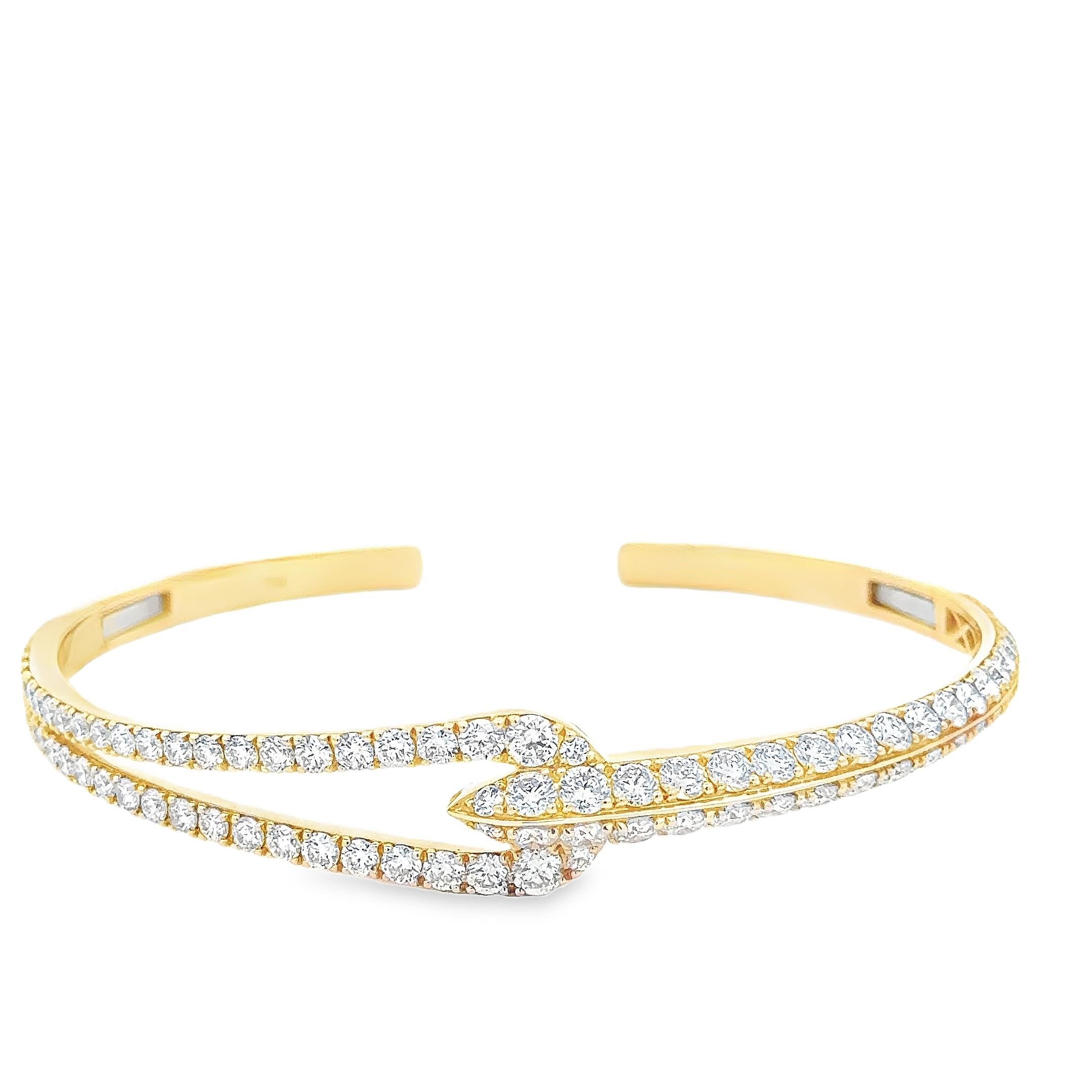 Bracelet manchette élégant, présentant 96 diamants ronds de taille brillant gradués pesant 4,42 carats au total, sertis d'un motif entrelacé. Finement réalisé en or jaune 18 carats. Parfait pour une tenue décontractée. 

Roman Malakov est une maison