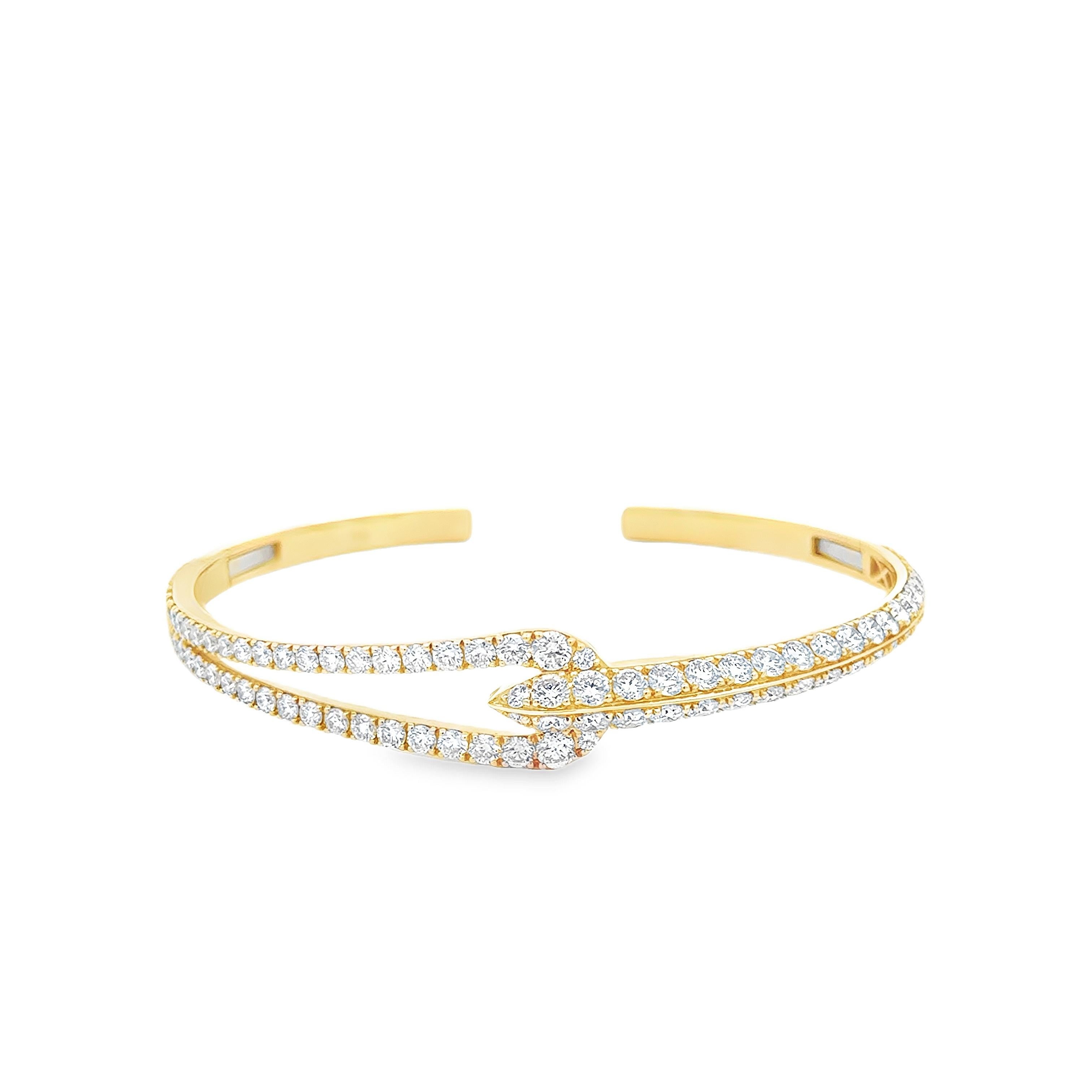 Contemporain 4.42 Carats Total Round Brilliant Cut Diamond Cuff Bangle Bracelet en vente
