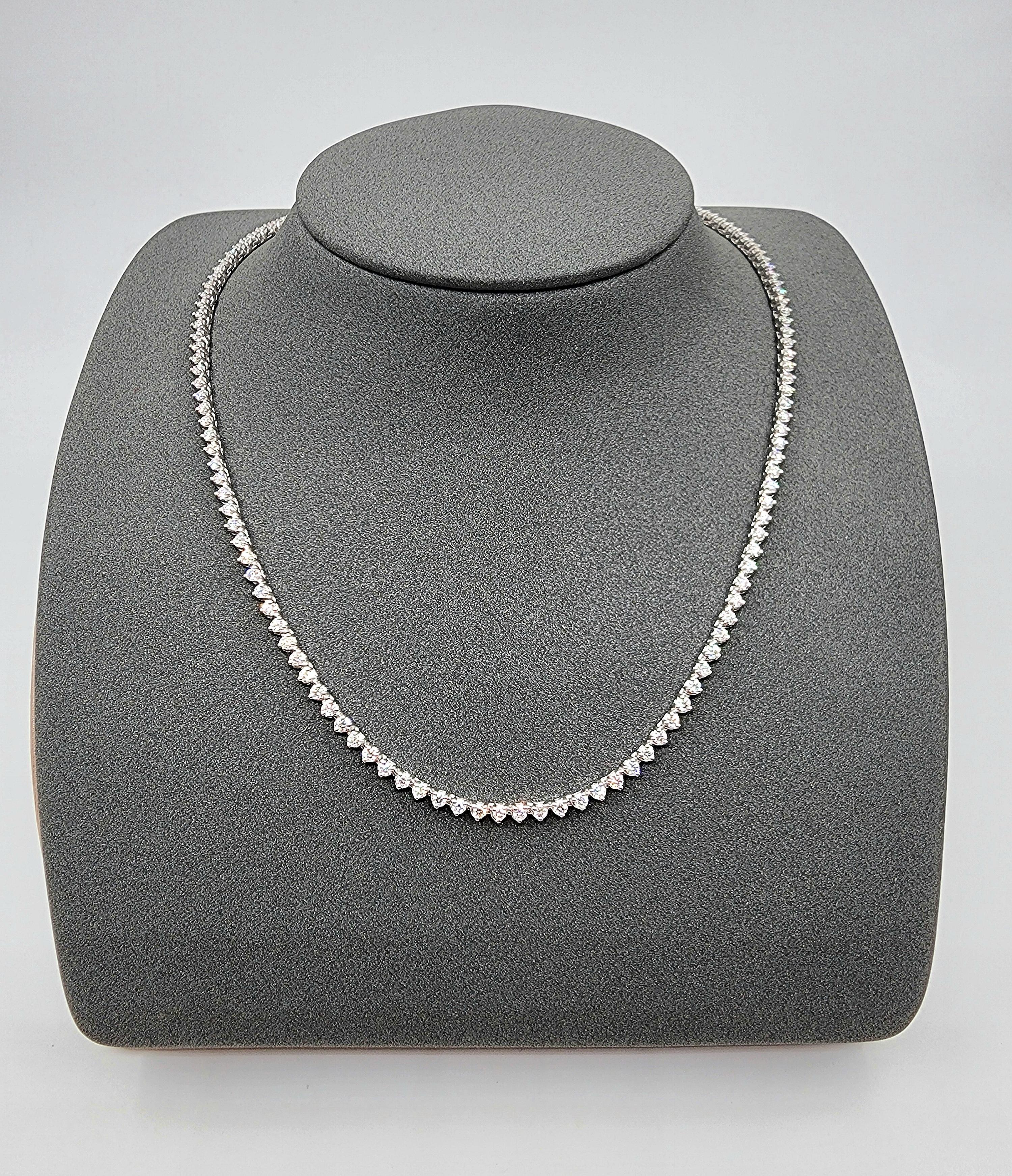Este precioso collar tenis exhibe 4,42 quilates de 146 diamantes de talla redonda. Los diamantes son blancos, con una claridad de VS1/VS2 y un grado de color de F/G. Fabricada en oro blanco de 14 quilates, esta moderna pieza mide 17 pulgadas de