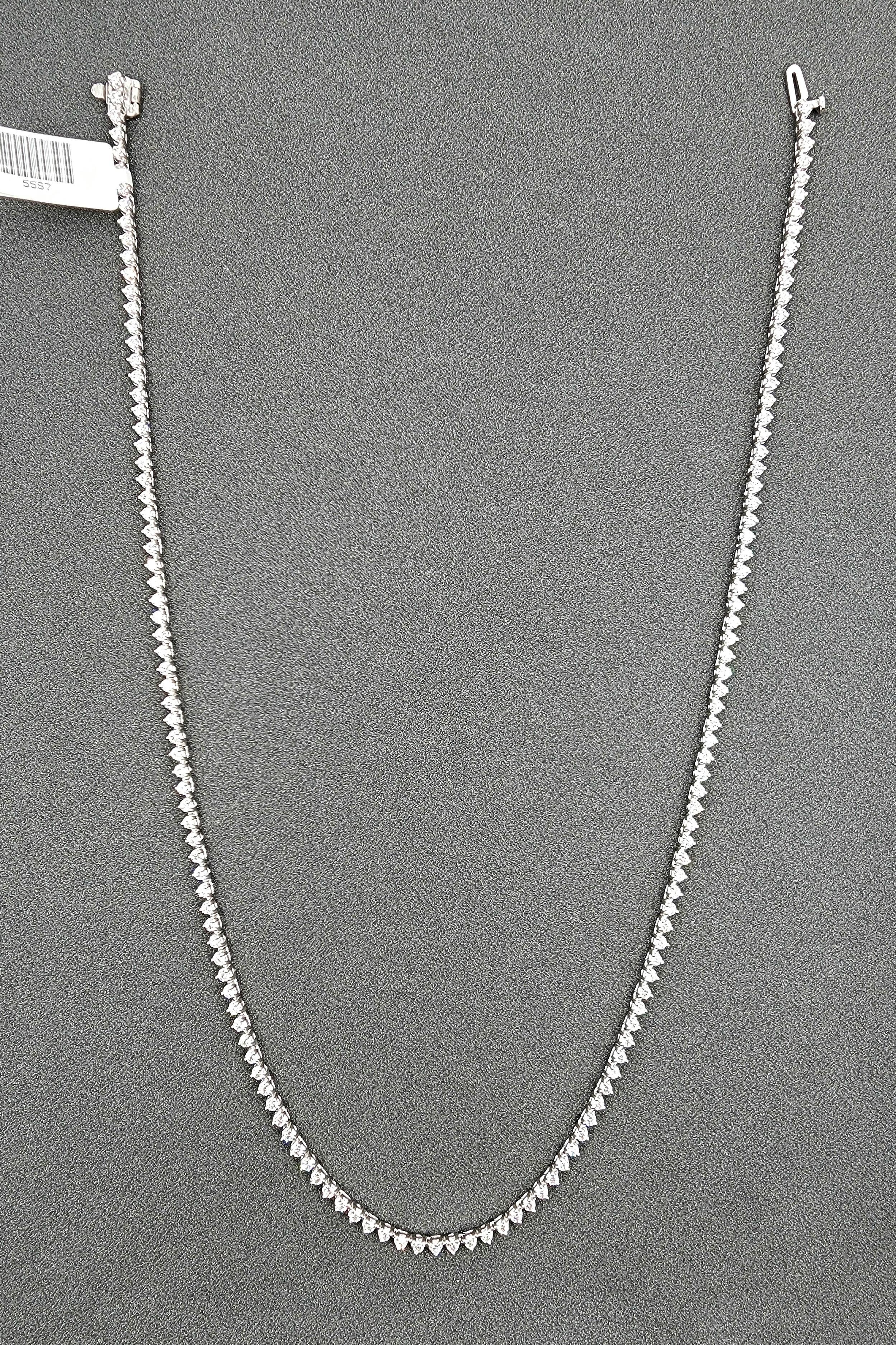Collar de tenis con diamantes de 4.42 quilates Moderno en venta