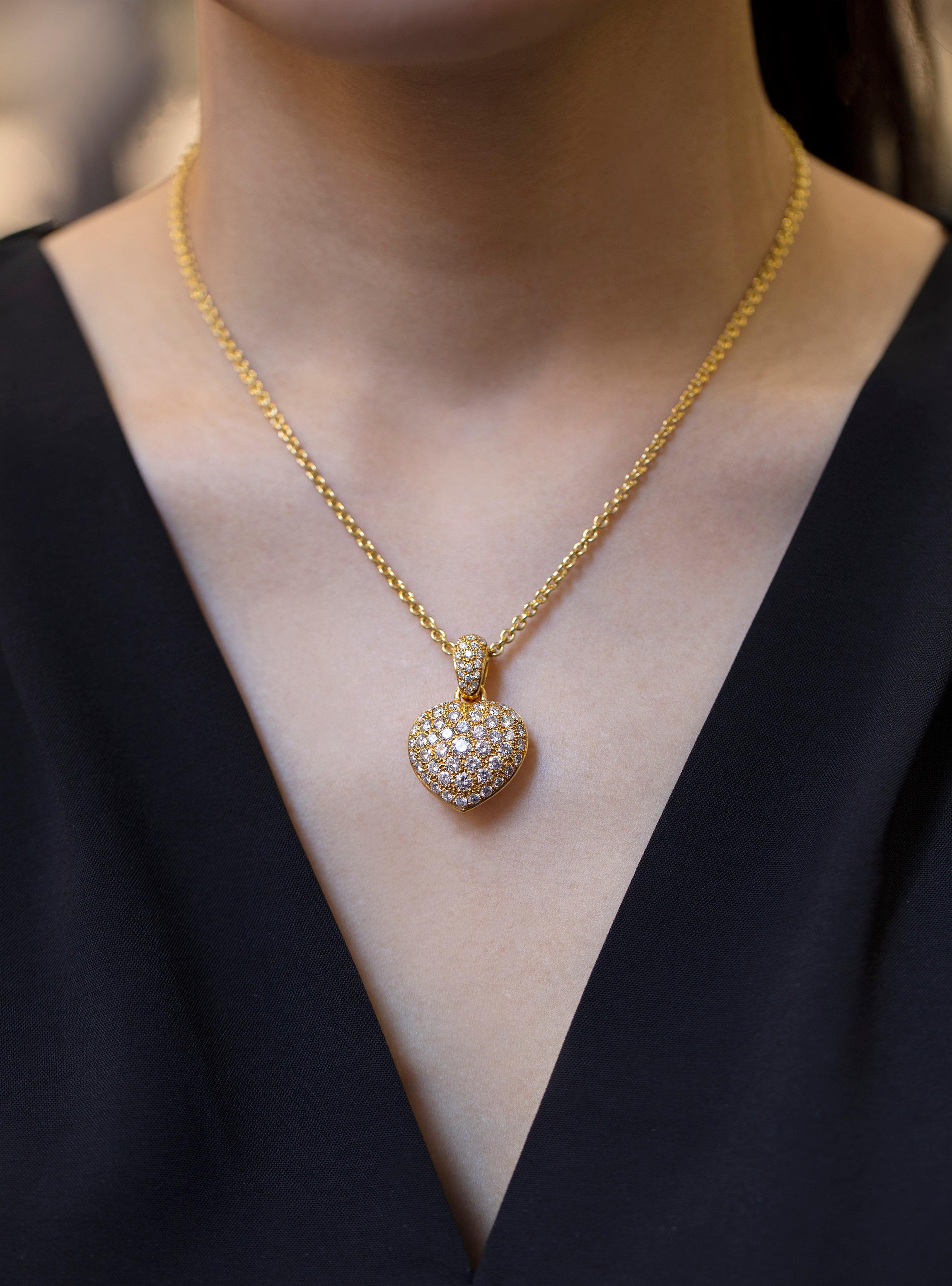 Taglio rotondo Collana con ciondolo a cuore gonfio con diamanti tondi e brillanti da 4,43 carati totali in vendita