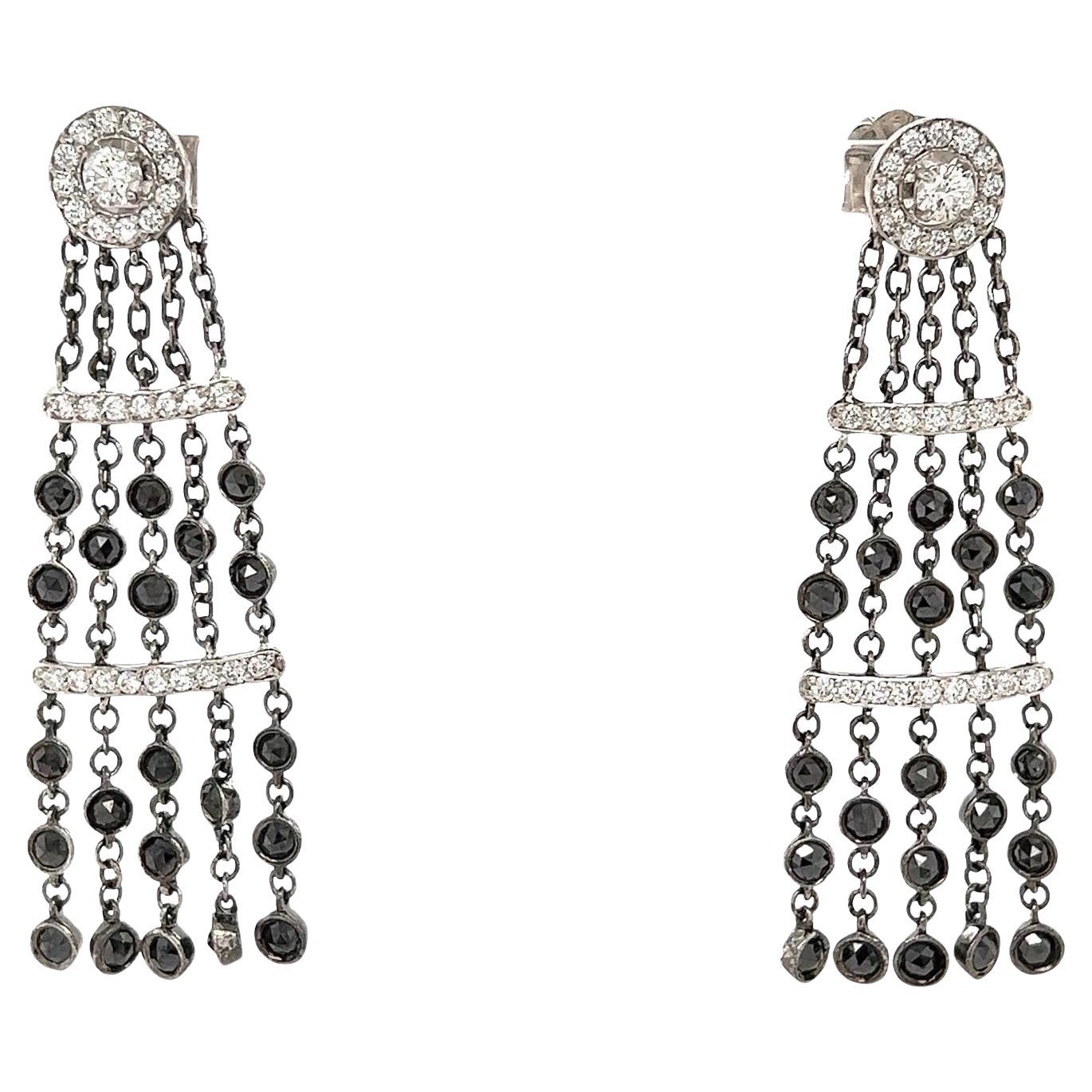 Orecchini a pendente in oro bianco con diamante nero naturale da 4,43 carati