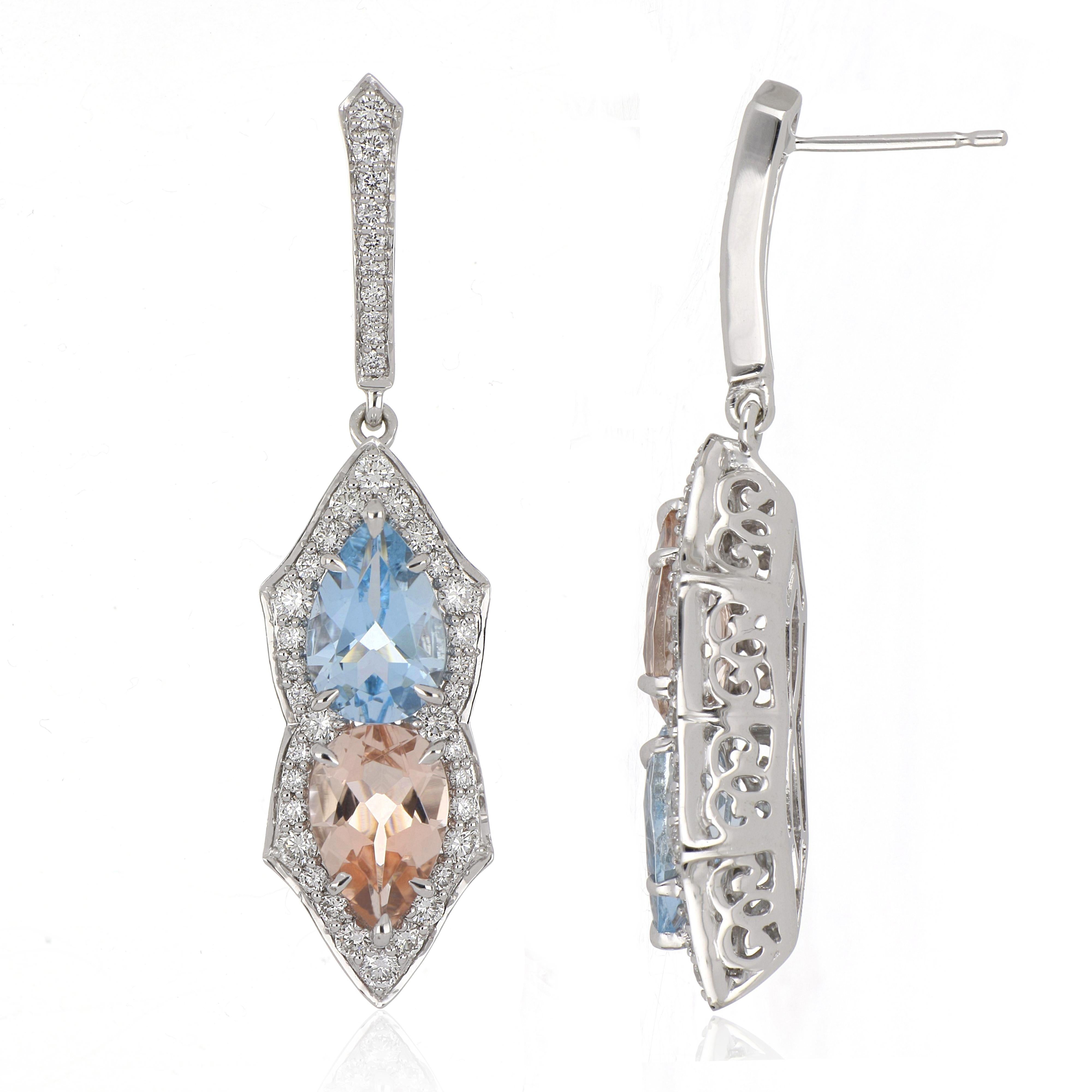 Orecchini d'oro pendenti, eleganti e squisitamente dettagliati, con 2,29 carati (in totale) di acquamarina, 2,14 carati (in totale)  Morganite, impreziosita da micro diamanti rotondi incastonati, per un peso totale di circa 1,01 carati. 
