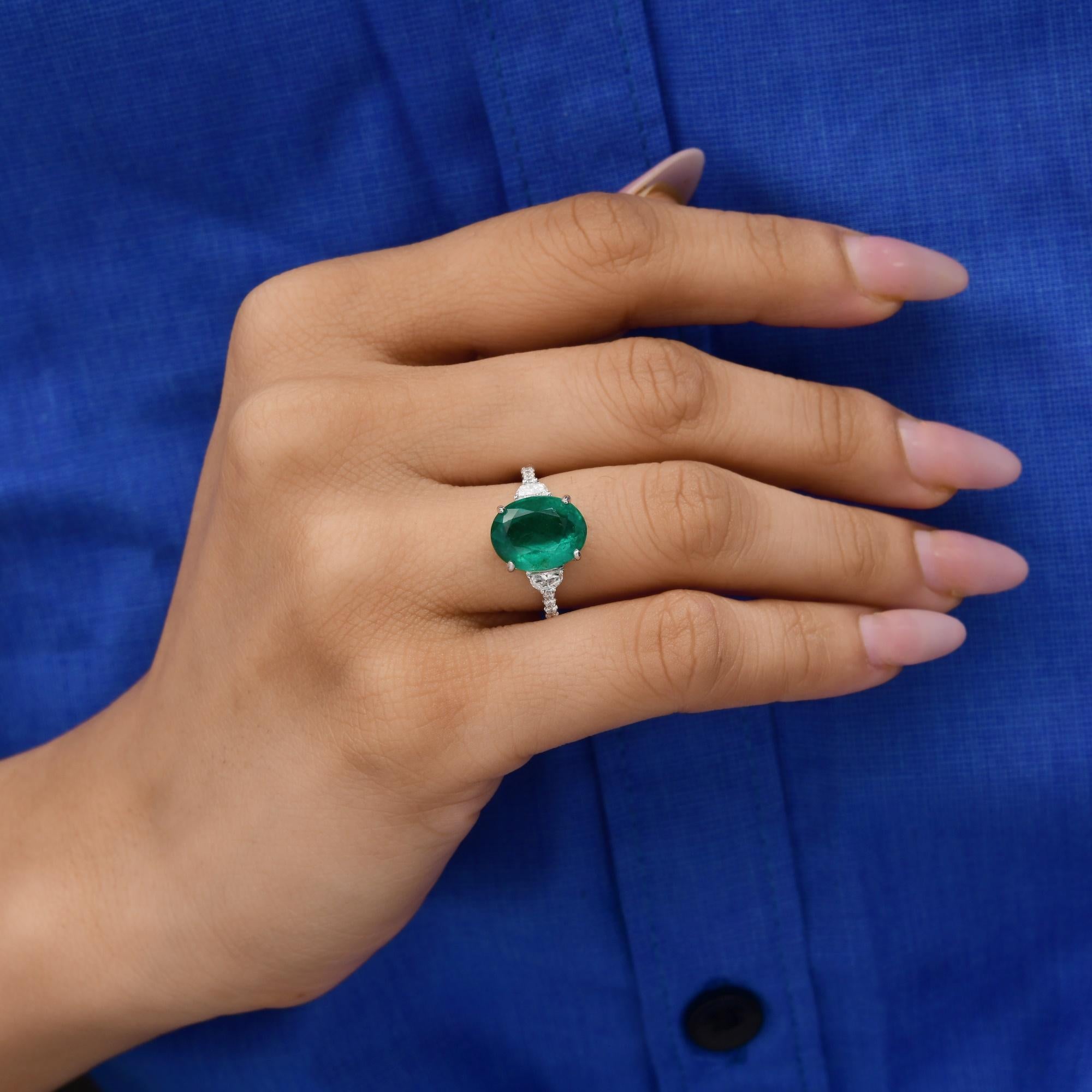 Im Angebot: 4.43 Ct Oval Sambia Smaragd Diamant Pave 18 Karat Weißgold Ehering () 2