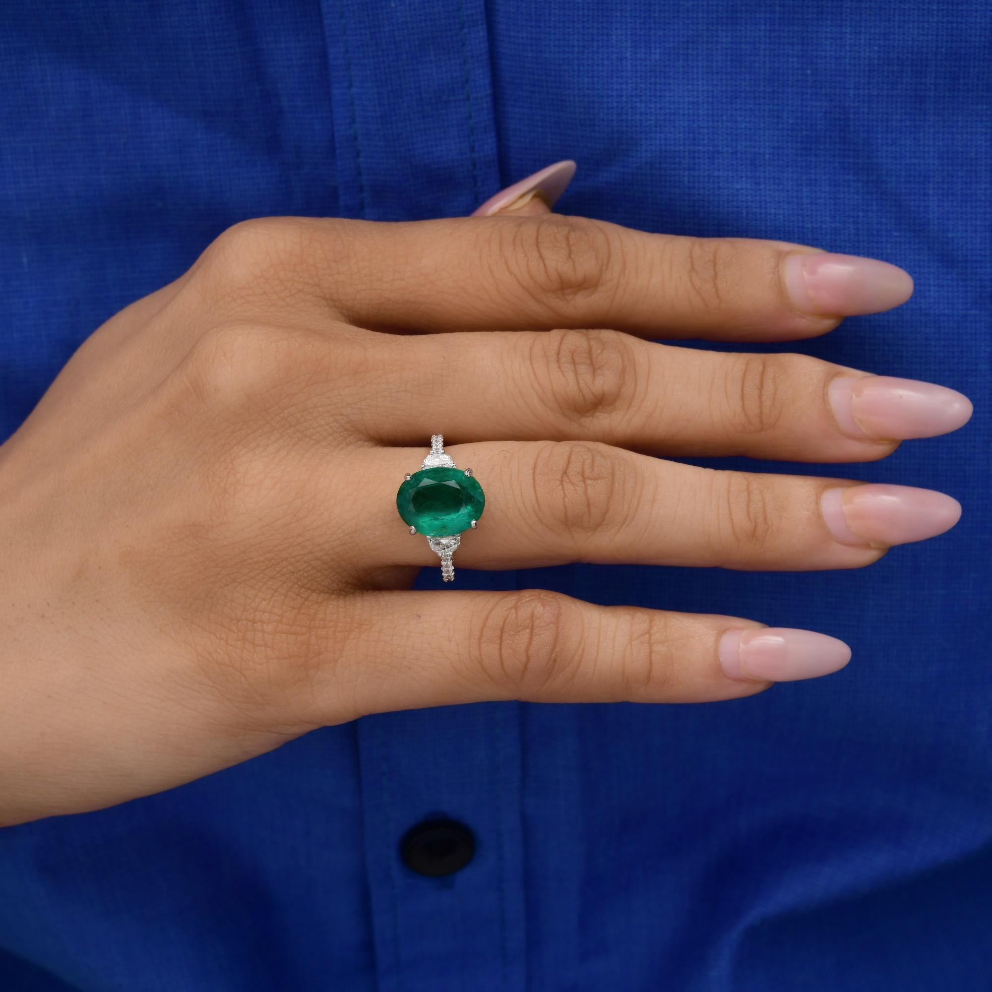 Im Angebot: 4.43 Ct Oval Sambia Smaragd Diamant Pave 18 Karat Weißgold Ehering () 7