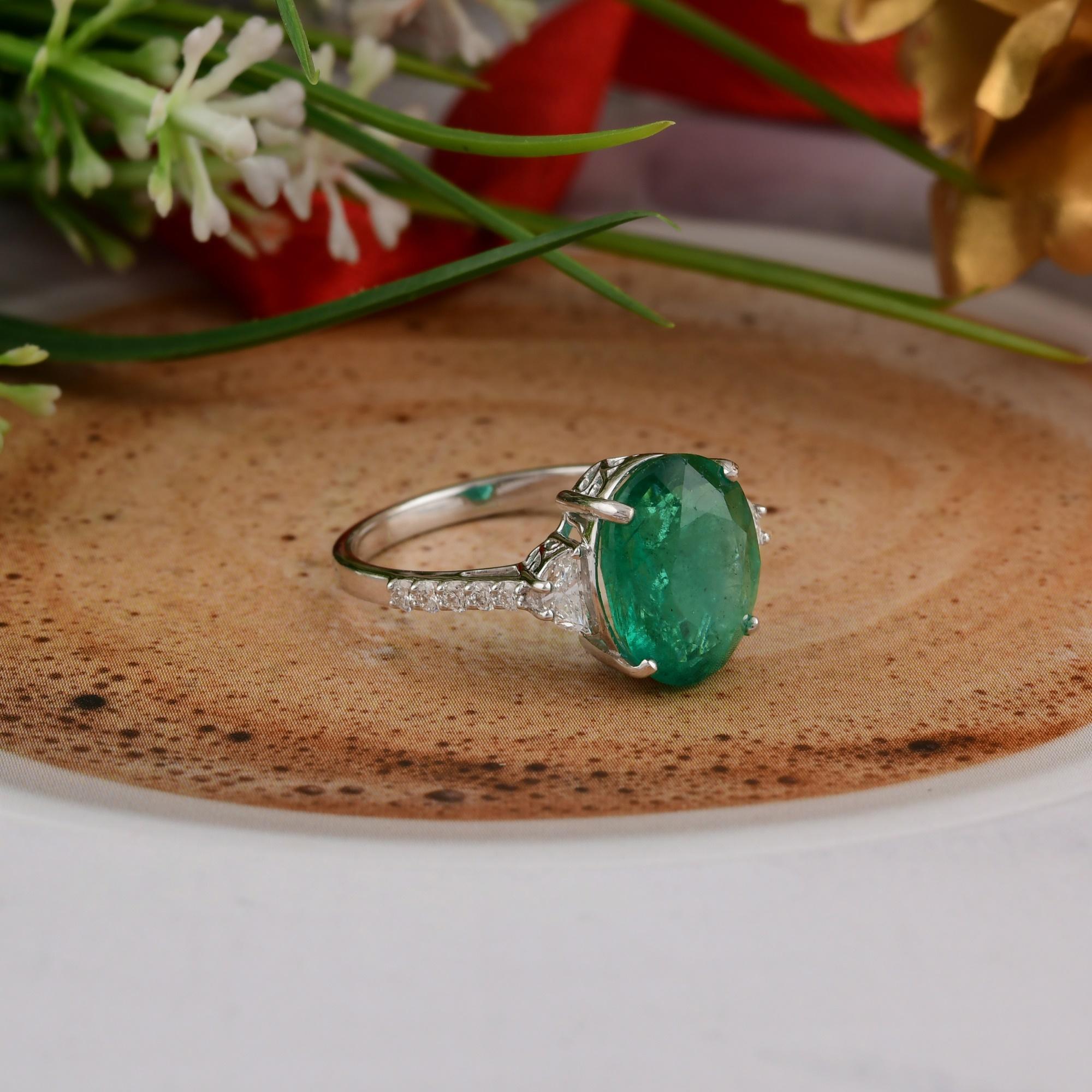 Im Angebot: 4.43 Ct Oval Sambia Smaragd Diamant Pave 18 Karat Weißgold Ehering () 8