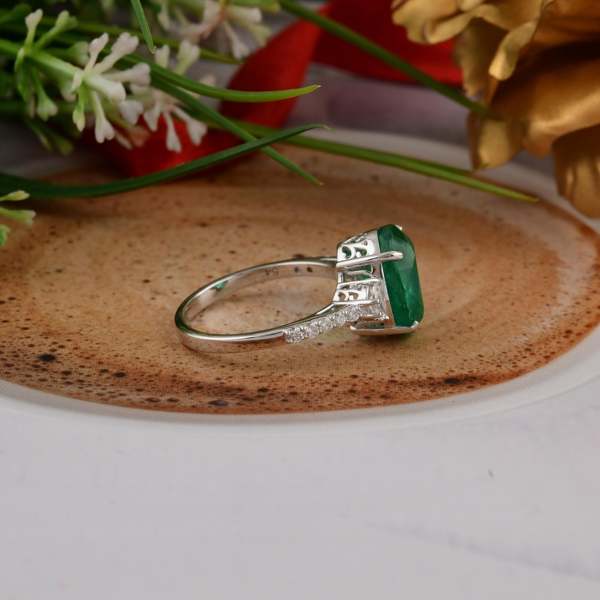 Im Angebot: 4.43 Ct Oval Sambia Smaragd Diamant Pave 18 Karat Weißgold Ehering () 9