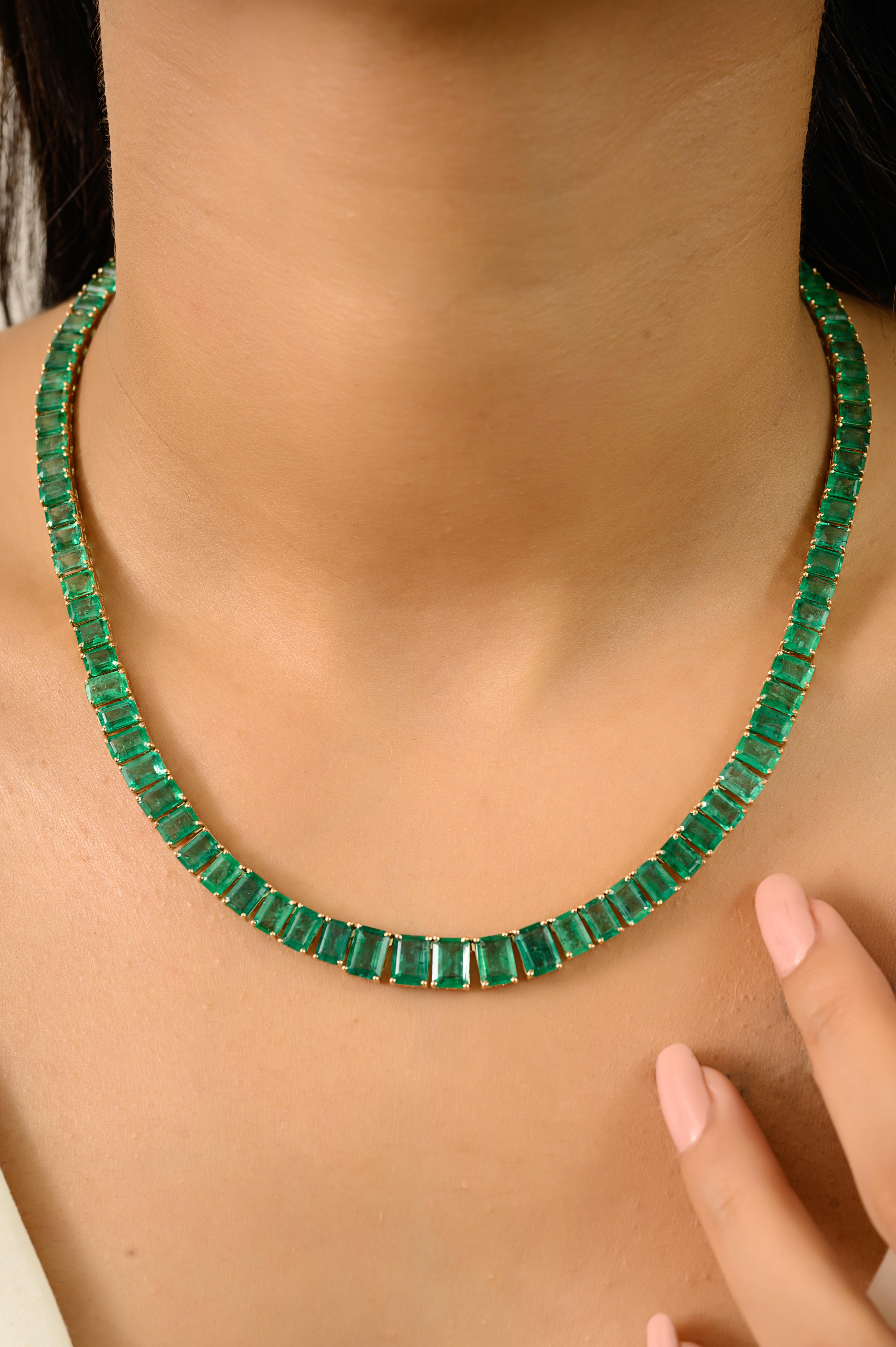 Una collana tennis con smeraldo da 44,37 carati, finemente realizzata in oro giallo 14 carati. Ogni smeraldo verde vivo è sapientemente incastonato in una montatura sicura, creando una linea continua di brillantezza. Con una lunghezza di 17 pollici,