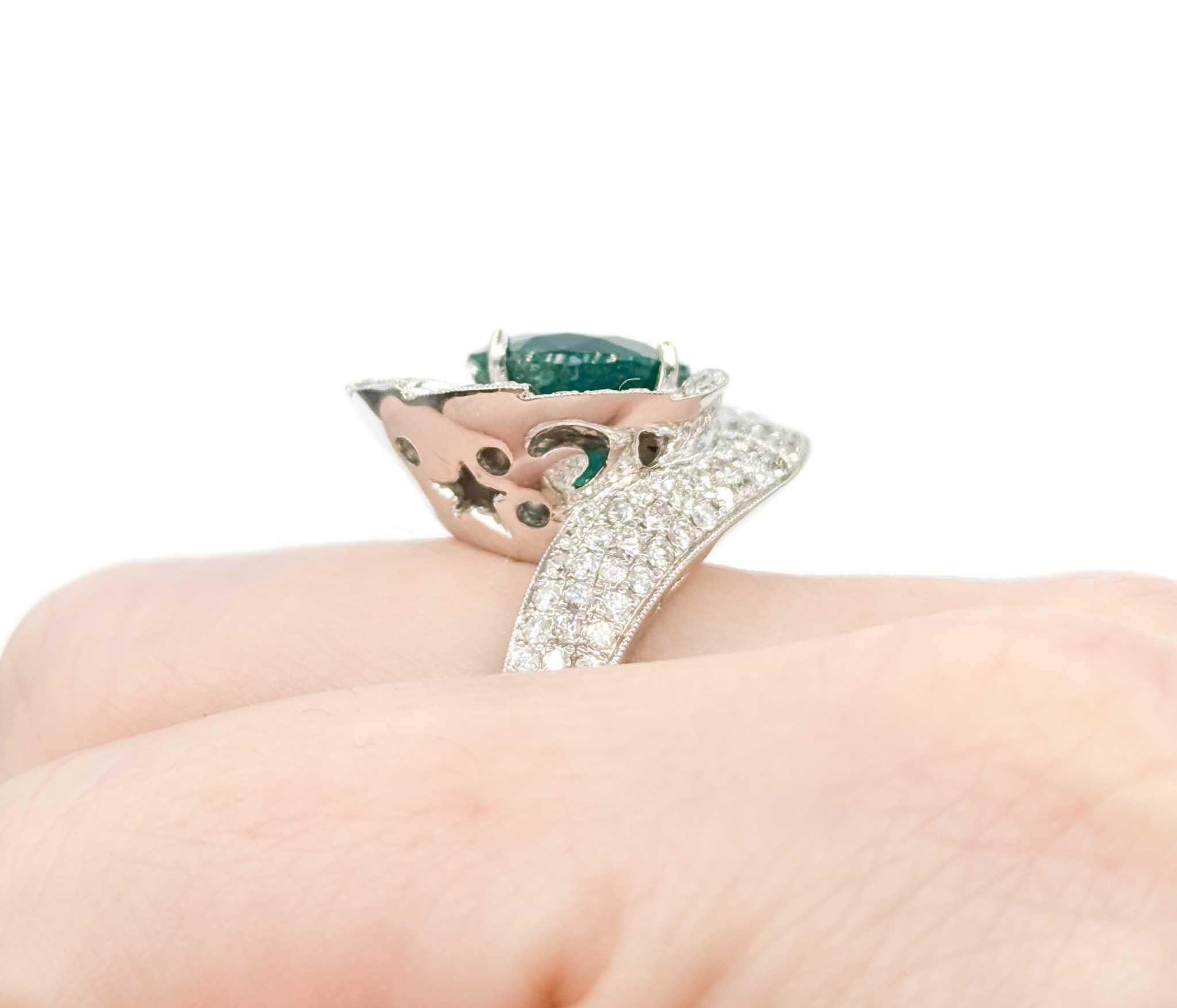 4,43 Karat Smaragdring mit Diamanten aus 18 Karat Weißgold

Wir präsentieren diesen herrlichen Fan-Swirl-Edelsteinring, der sorgfältig in 18-karätigem Weißgold gefertigt wurde. Dieses atemberaubende Stück zeichnet sich durch einen markanten Smaragd