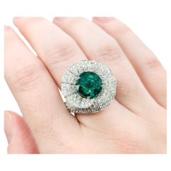 4,43 Karat Smaragdring mit Diamanten aus 18 Karat Weißgold