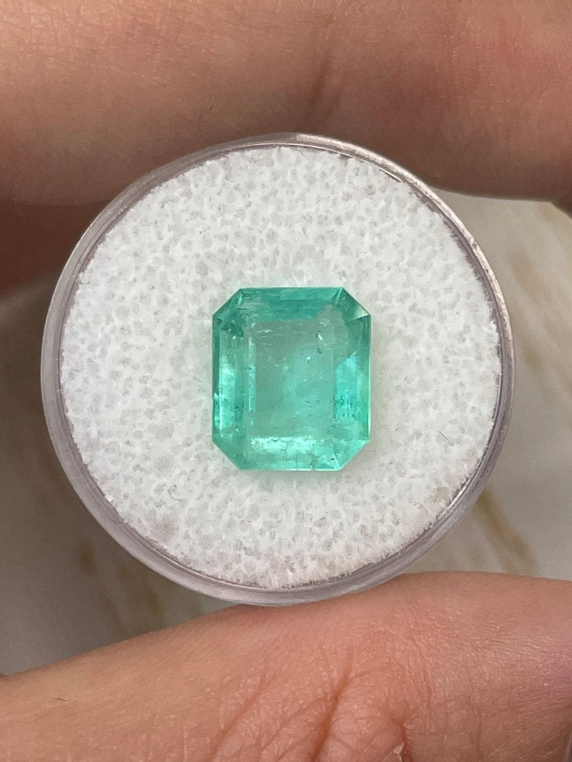 Piedra: Esmeralda
Peso: 4,43 quilates
Forma: Corte Esmeralda
Claridad: Transparente
Lustre: Muy bueno
Color: Verde claro
Medidas: 11,22 mm x 9,73 mm x 5,74 mm
Origen geográfico: Colombia
Tratamiento: Natural, Engrasado

Observaciones: Debido a sus