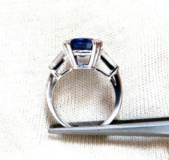 Anello con zaffiro blu di 4,44 carati certificato GIA con cambio di colore naturale 18 carati*