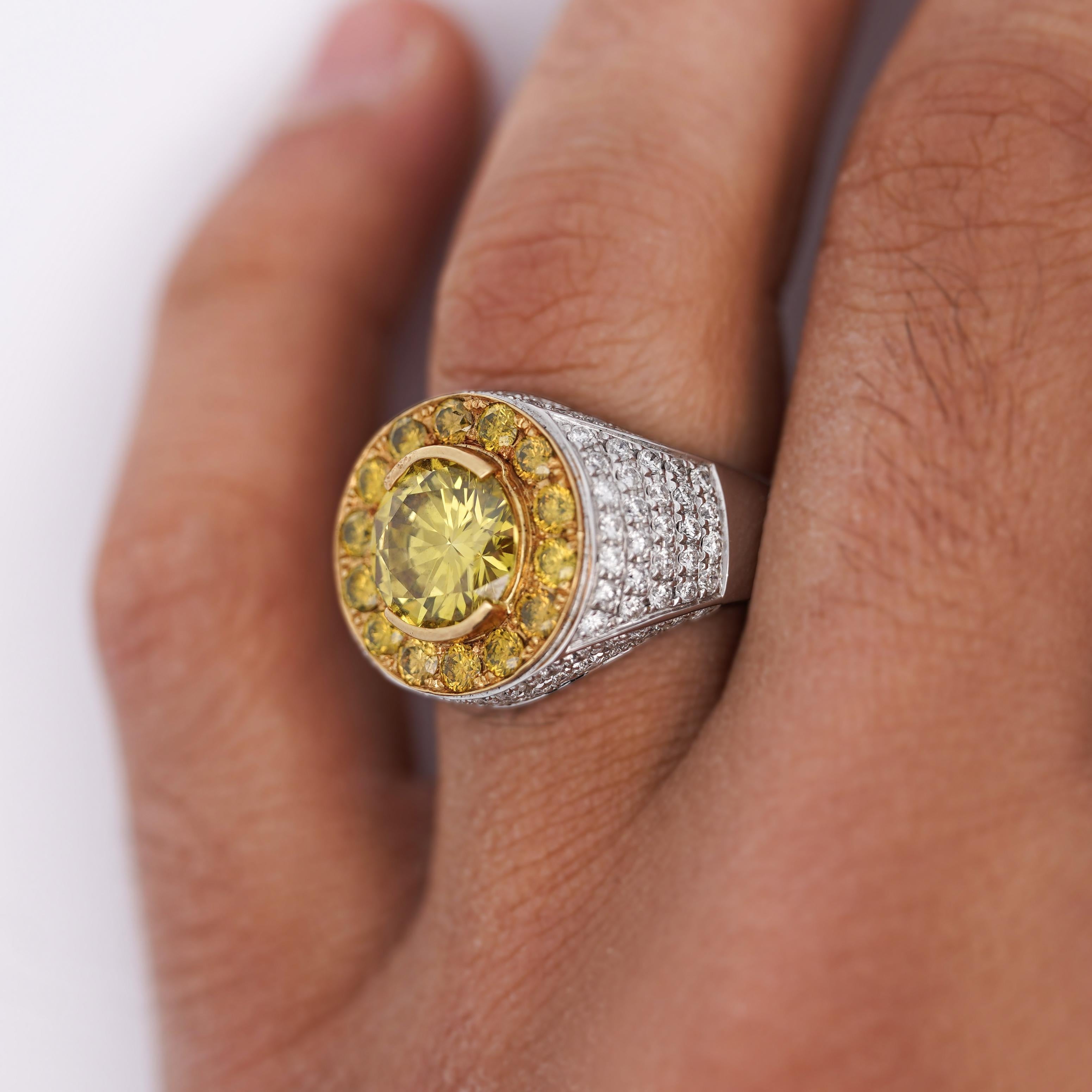 Anello da uomo con diamante naturale marrone intenso e giallo verdastro certificato EGL da 3,37 carati, incastonato in oro bianco 18 carati con 1,07 carati totali di pavé di diamanti bianchi e gialli.

Anello misura 9.5, regolabile.

Dettagli:
Tipo