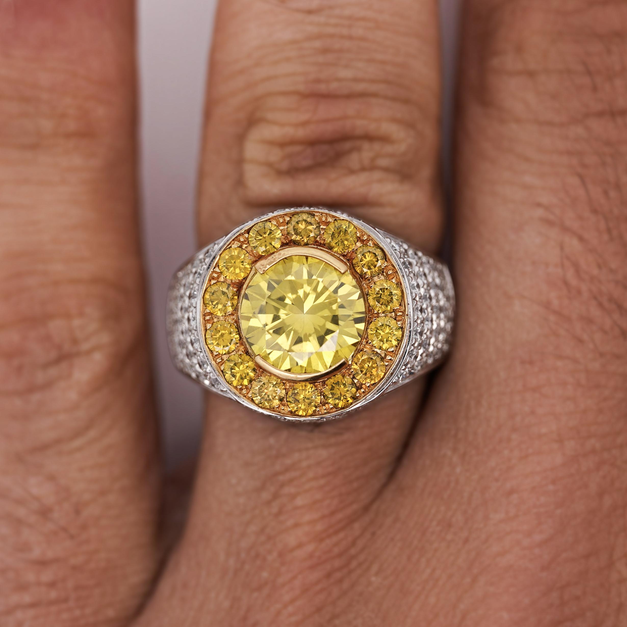 Moderno Anello da uomo con diamante giallo taglio rotondo in oro 18 carati da 4,44 carati in vendita
