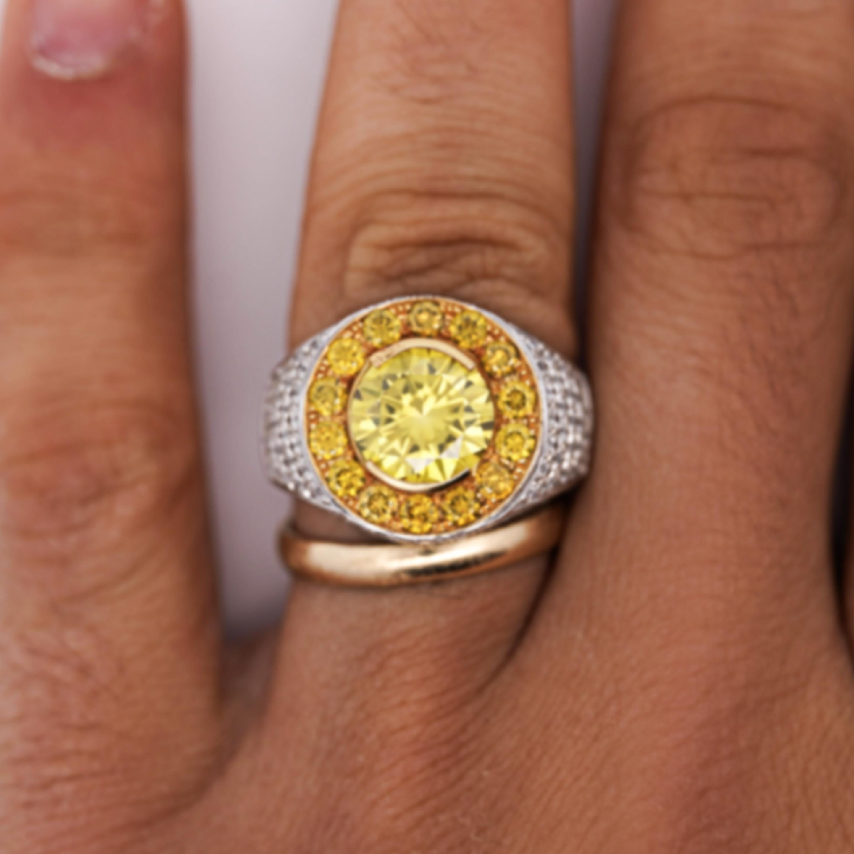 Anello da uomo con diamante giallo taglio rotondo in oro 18 carati da 4,44 carati in vendita 1